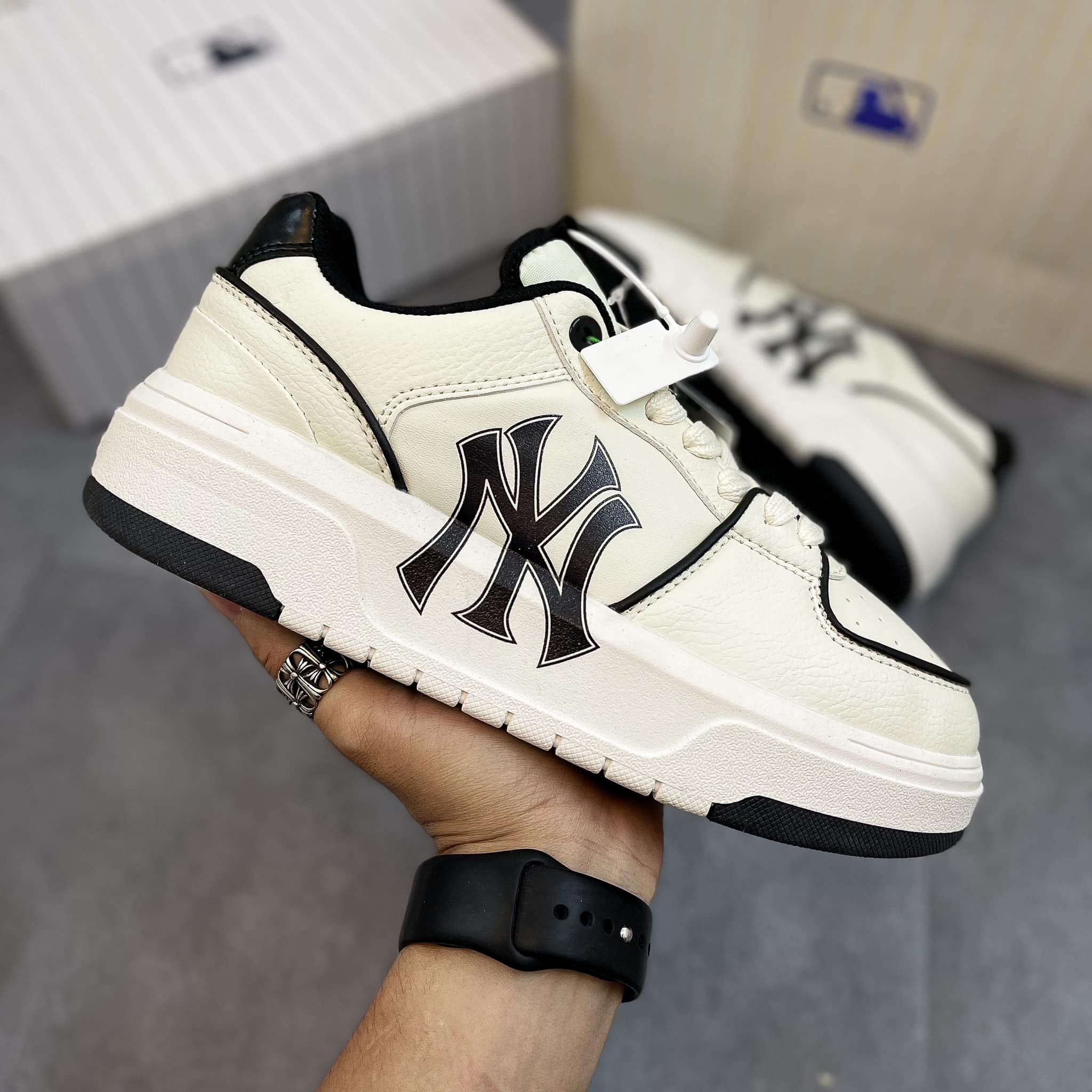  ( Size 36,43 Logo xước, nhăn form) MLB Chunky Liner New York Yankees Off White SC 