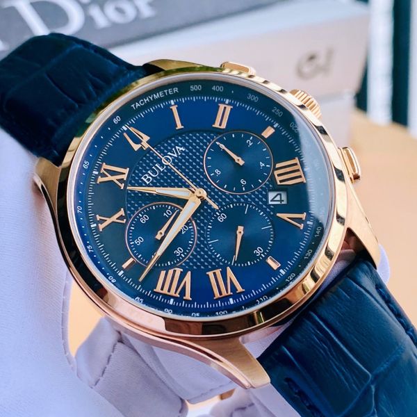 Bulova Orologio Uomo 97B170 - Collezione Classica, Cronografo A Sei Lancette, Cassa In Acciaio Tono Rosa, Cinturino In Pelle Blu