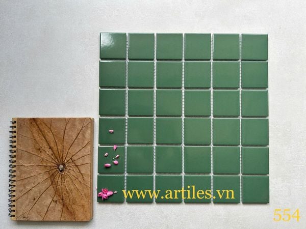 Gạch mosaic màu xanh lá đậm bóng
