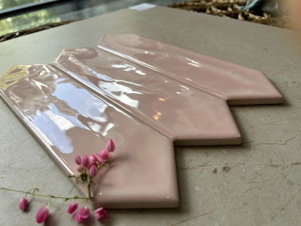 Gạch ốp trang trí hình mũi tên màu hồng