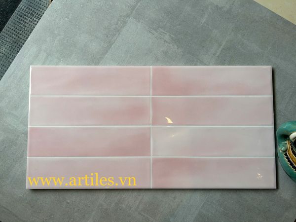 Gạch ốp tường màu hồng bề mặt bóng