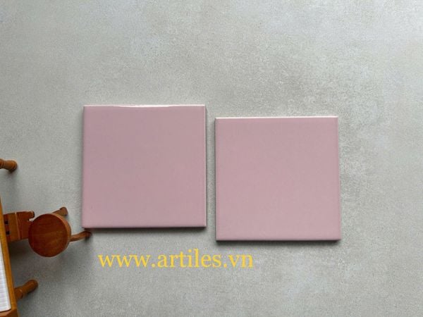 Gạch thẻ 100x100mm màu hồng bóng
