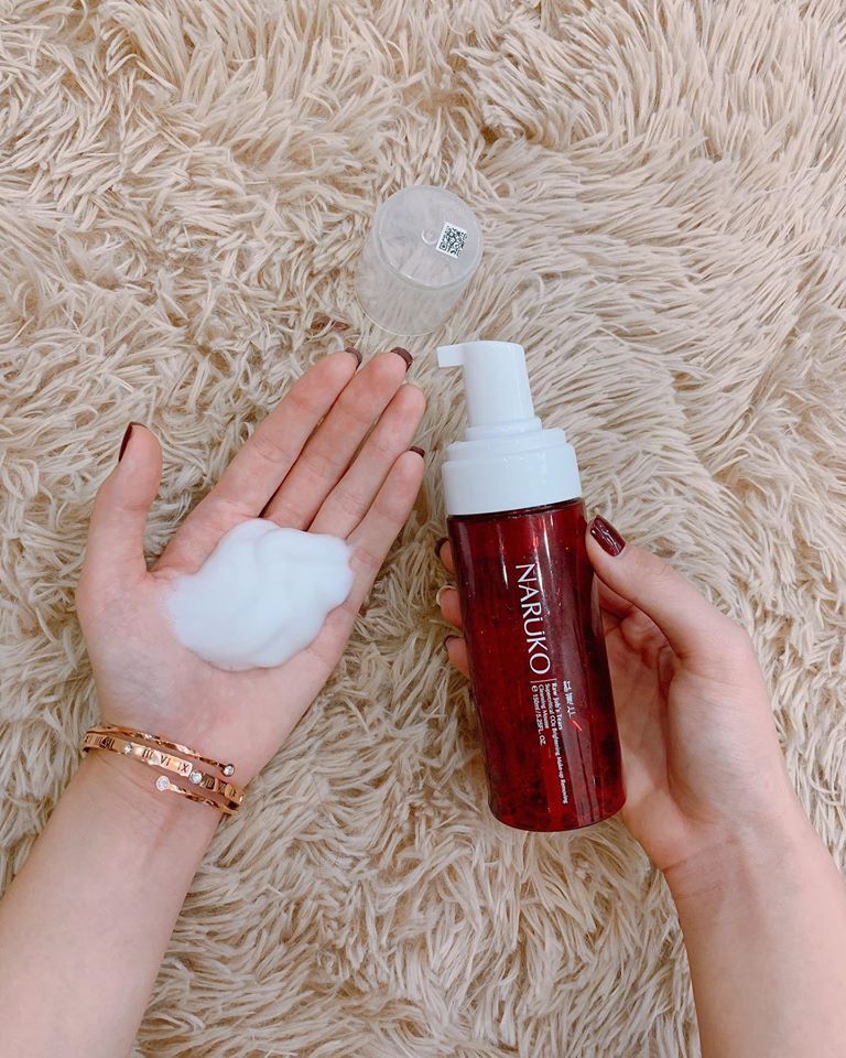 Sữa Rửa Mặt Tạo Bọt Tẩy Trang Ý Dĩ NARUKO 150mL