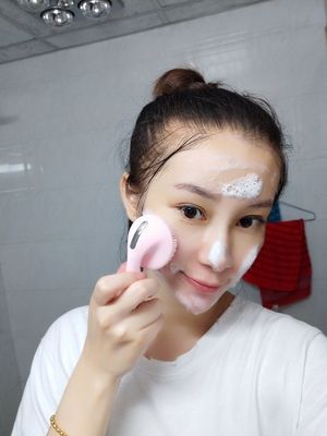 Máy rửa mặt mini làm sạch lỗ chân lông (có đế sạc)