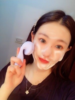 Máy rửa mặt mini làm sạch lỗ chân lông (có đế sạc)