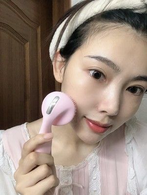 Máy rửa mặt mini làm sạch lỗ chân lông (có đế sạc)