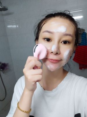 Máy rửa mặt mini làm sạch lỗ chân lông (có đế sạc)