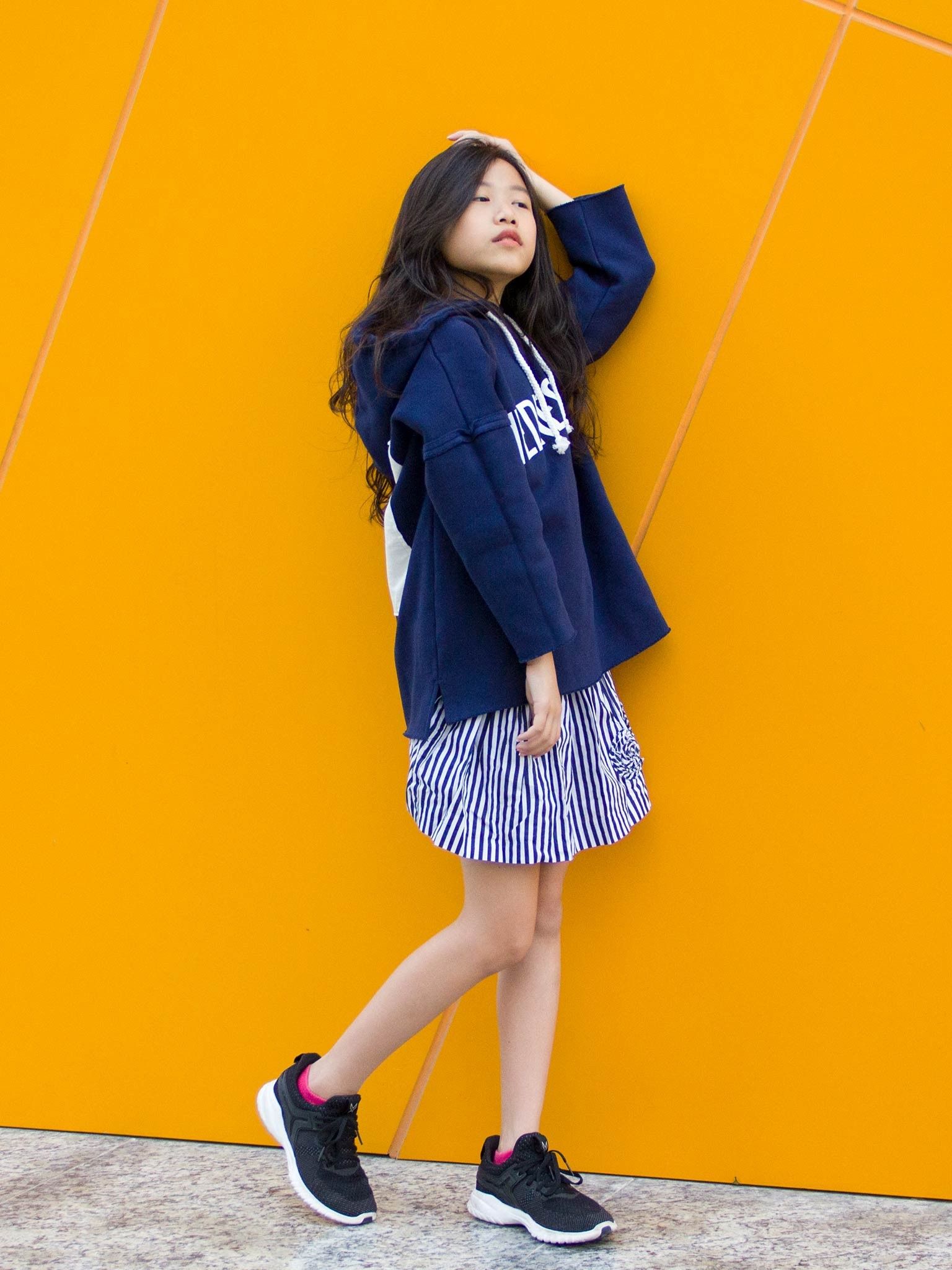 Áo nỉ bé gái màu navy, in chữ WEDNESDAY - Blueseven