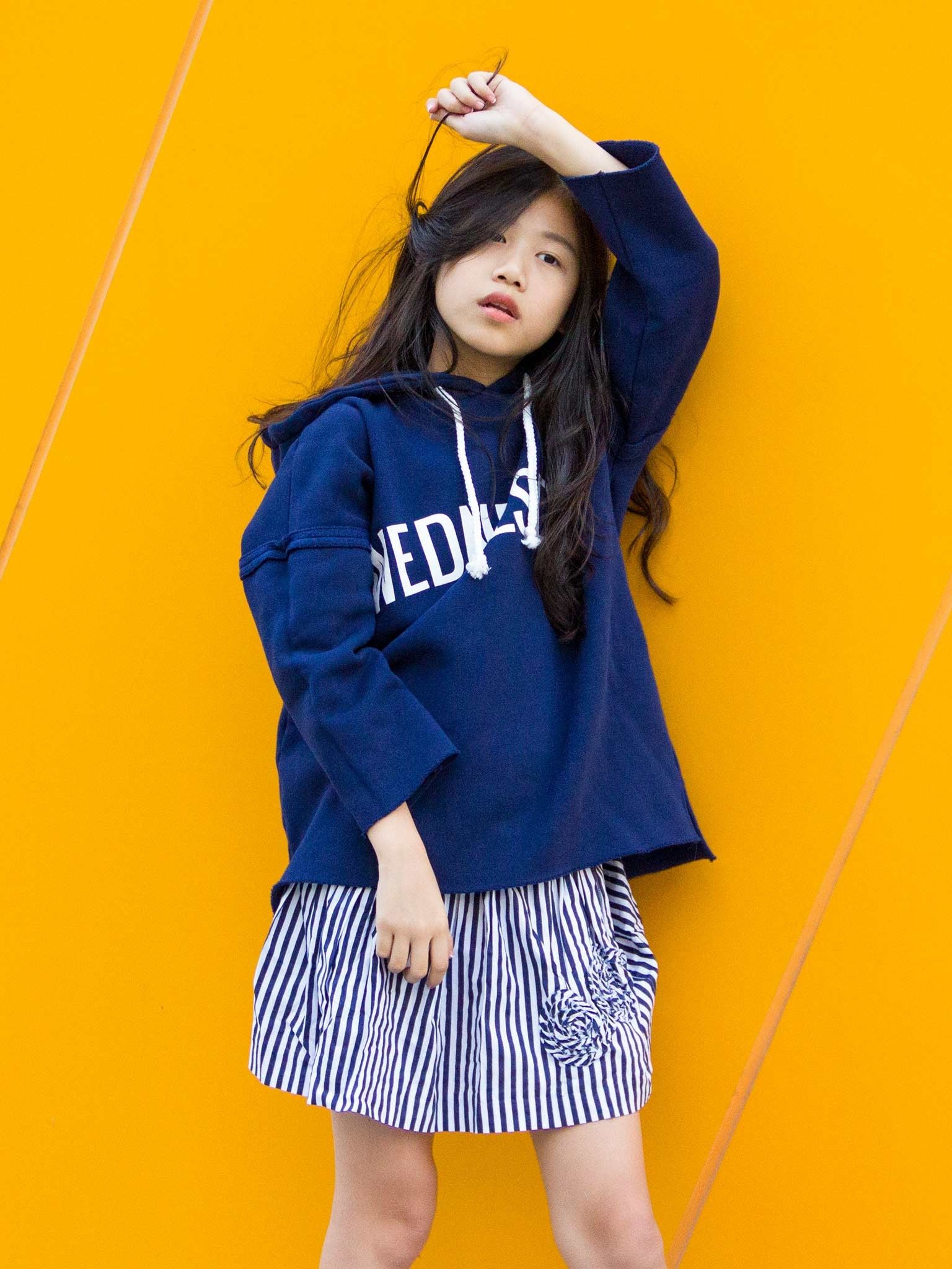 Áo nỉ bé gái màu navy, in chữ WEDNESDAY - Blueseven