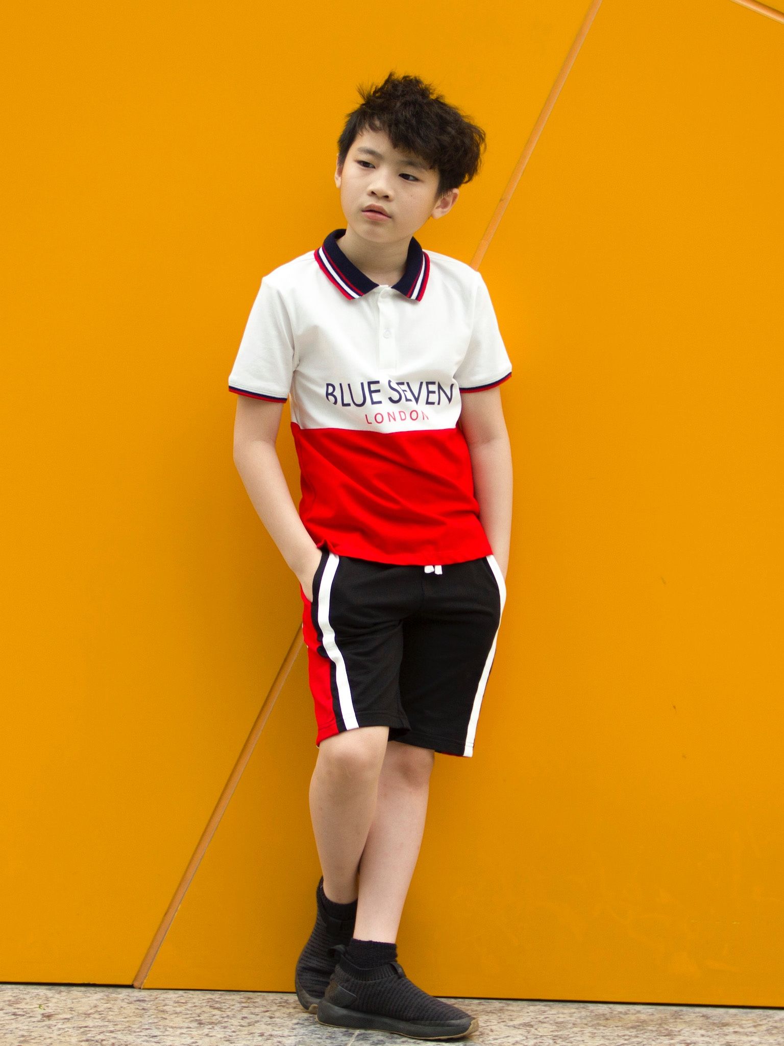 Áo polo bé trai trắng phối đỏ in chữ - Blue Seven