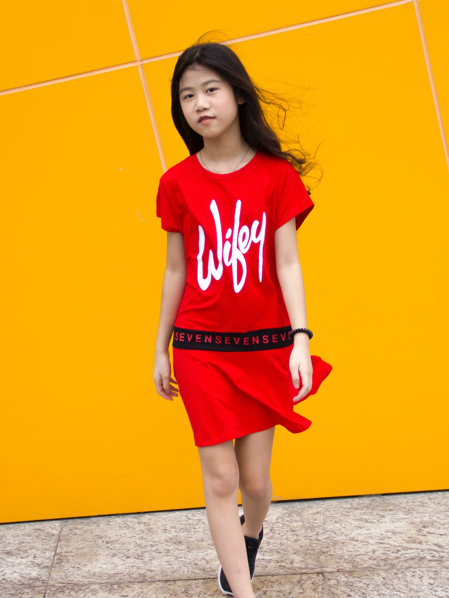Váy đầm bé gái đỏ đai đen in chữ