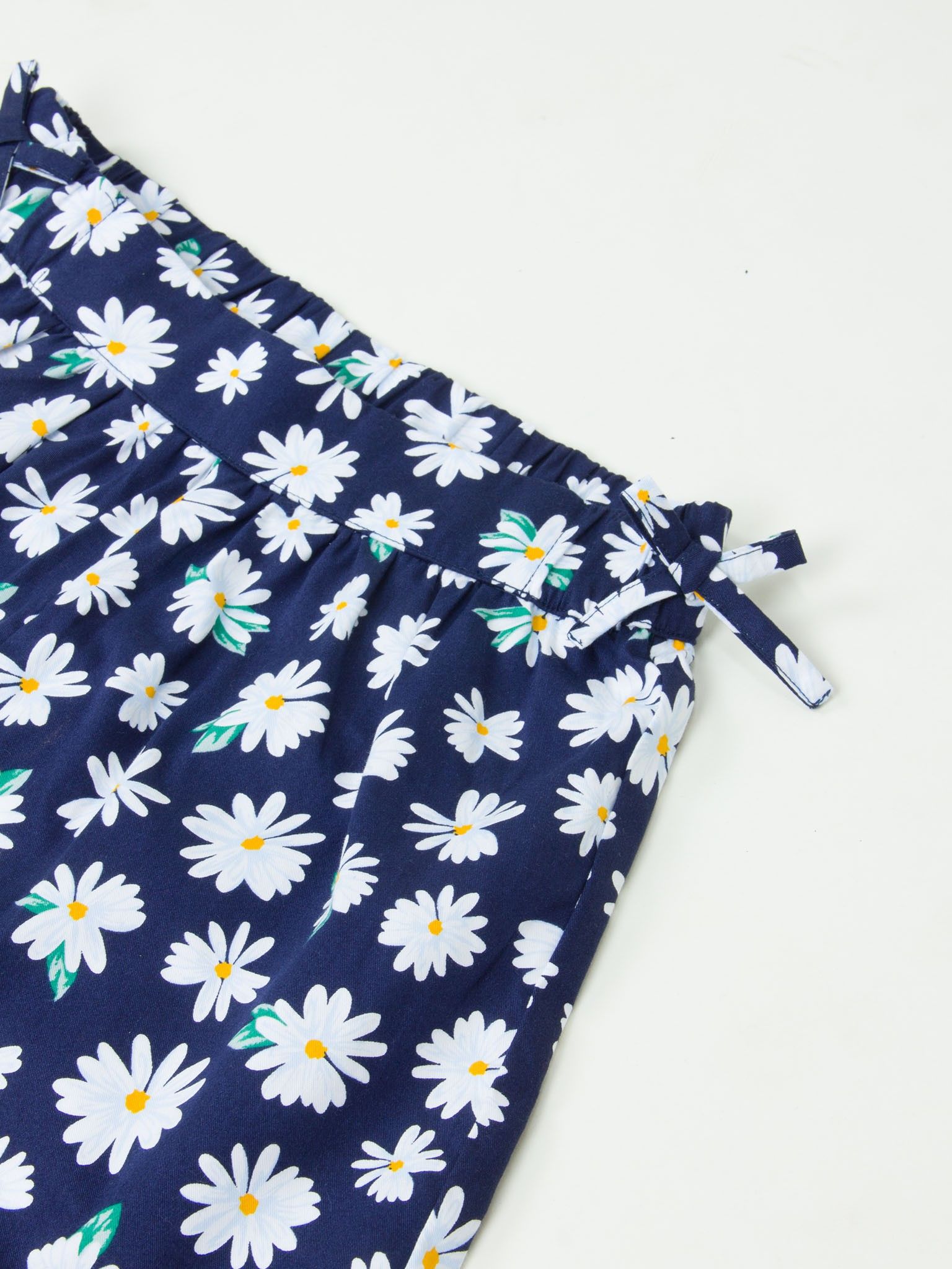 Quần short bé gái hoạ tiết hoa cúc - Blue Seven