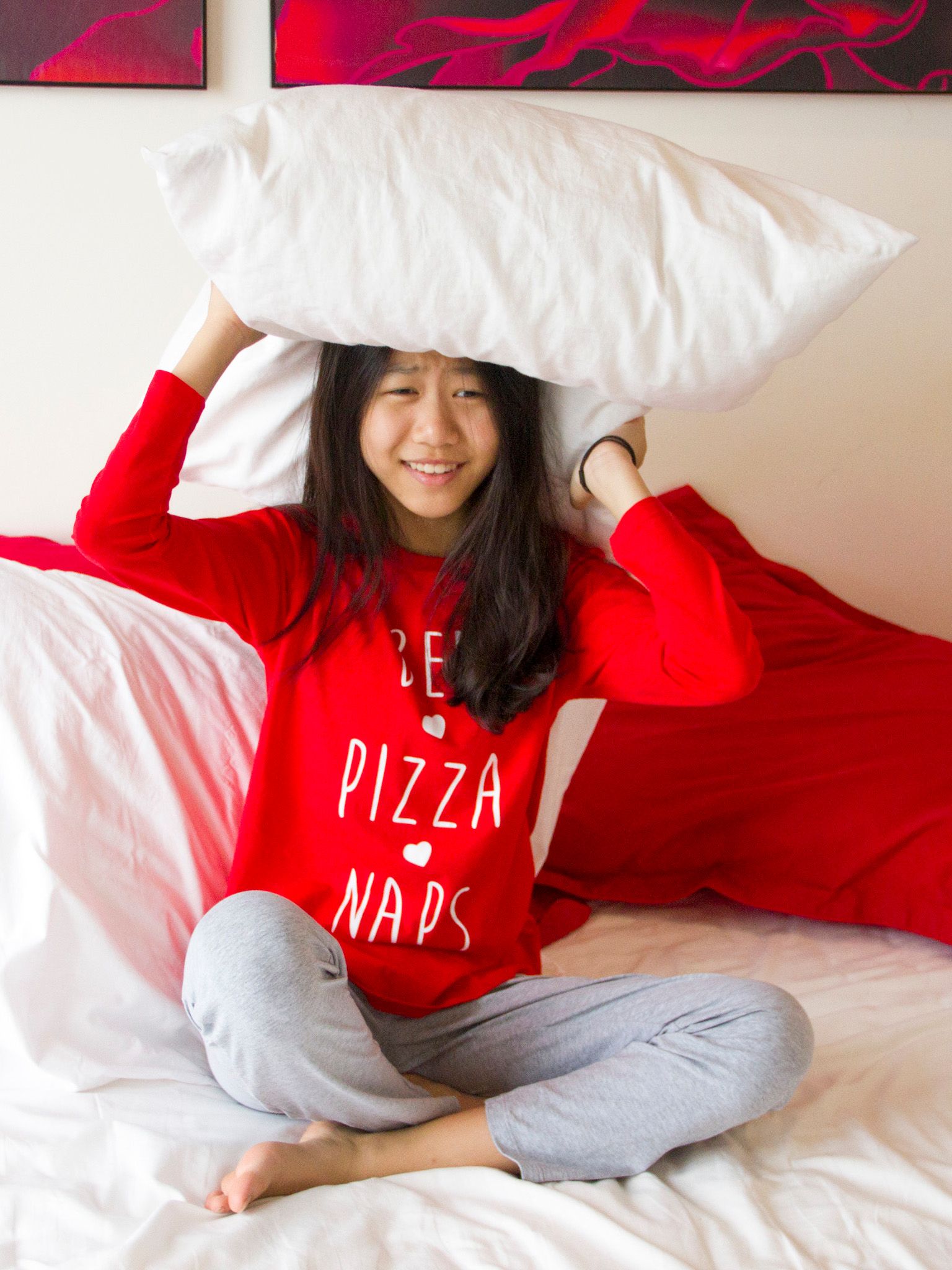 Đồ bộ bé gái áo đỏ chữ Bed pizza naps quần ghi - Blue Seven