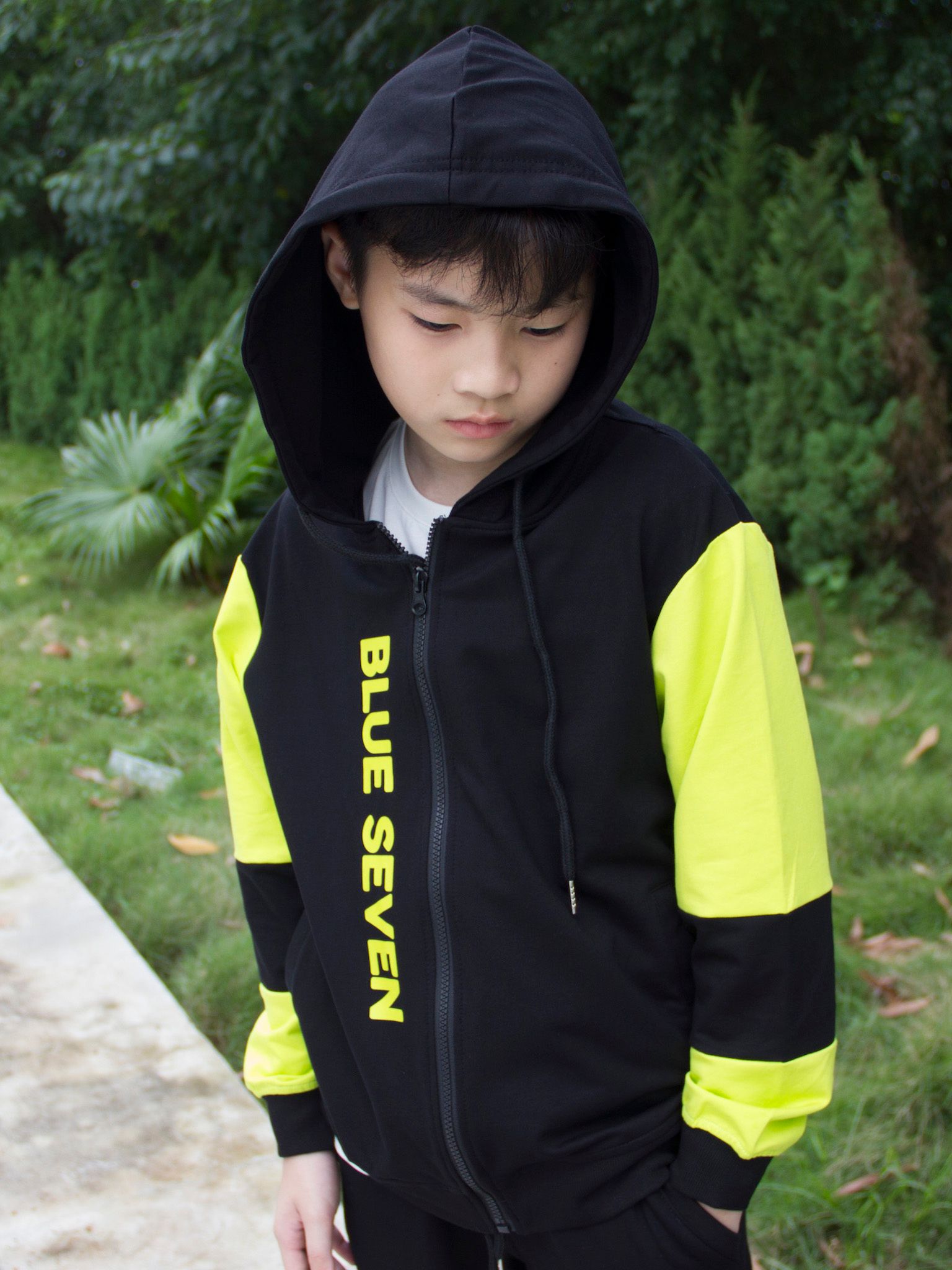 Áo khoác nỉ đen mũ tay phối neon - Blue Seven
