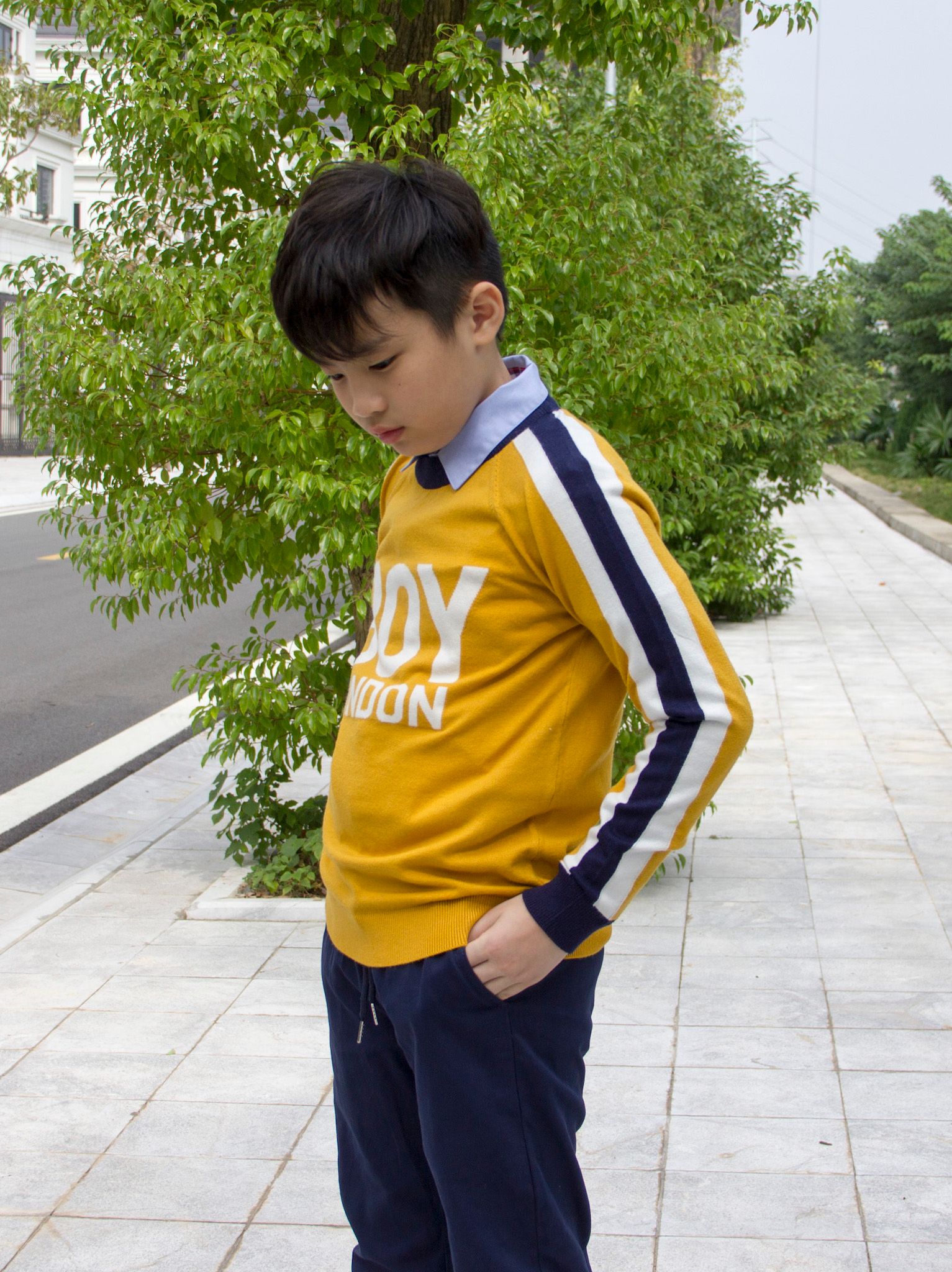 Áo len cổ tròn vàng phối sọc tay - Blue Seven