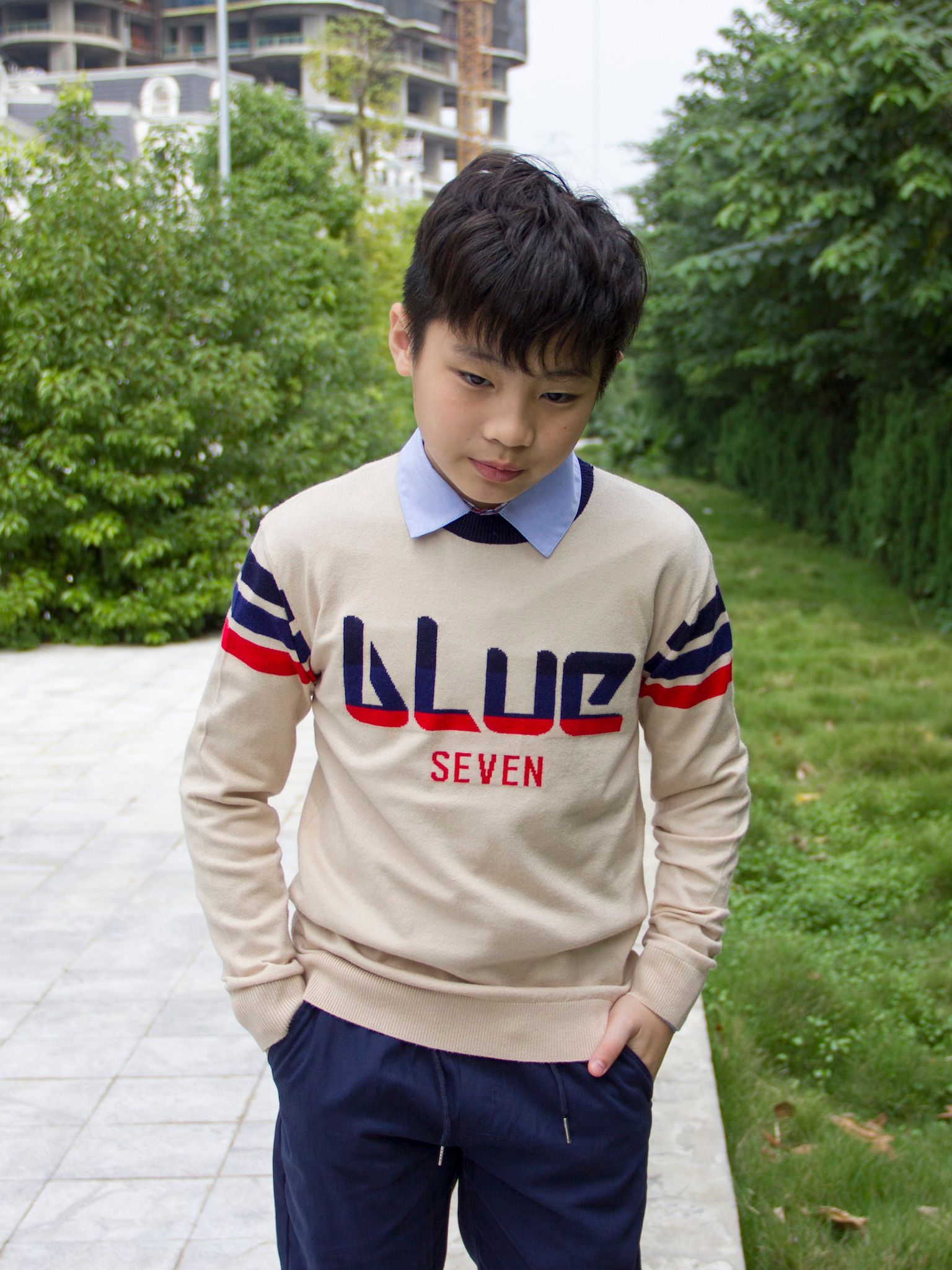 Áo len bé trai màu be nhạt cổ tròn phối tay - Blueseven