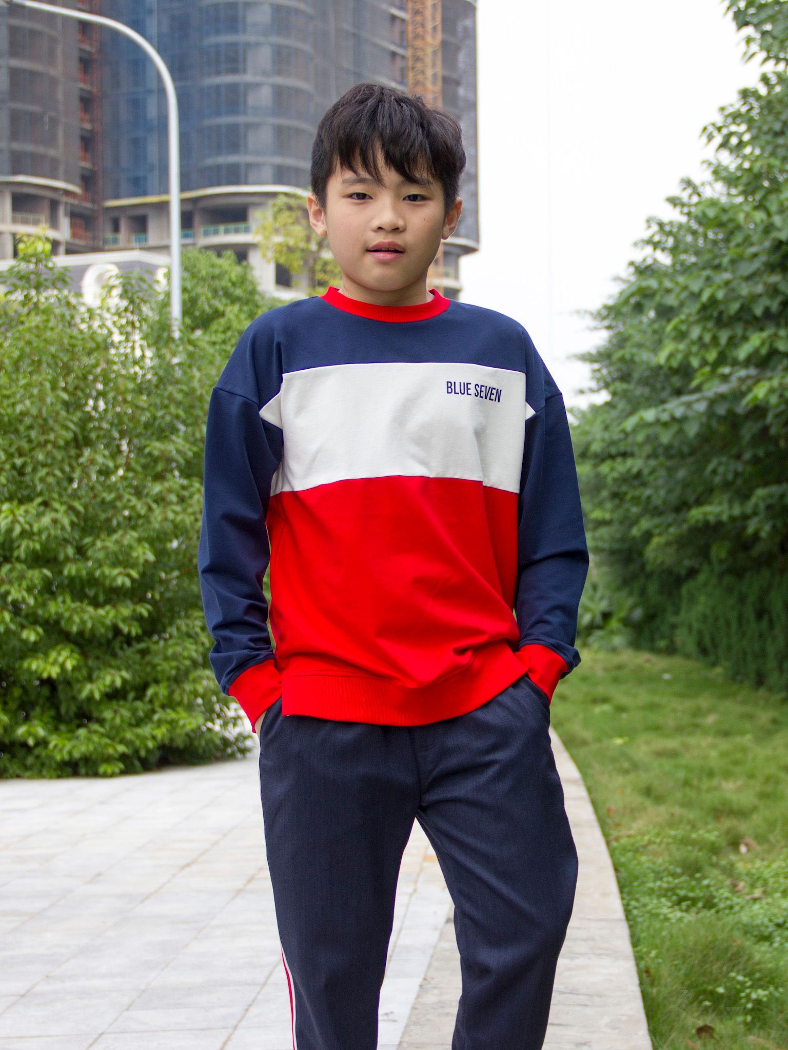 Áo nỉ cổ tròn phối 3 màu in chữ - Blue Seven