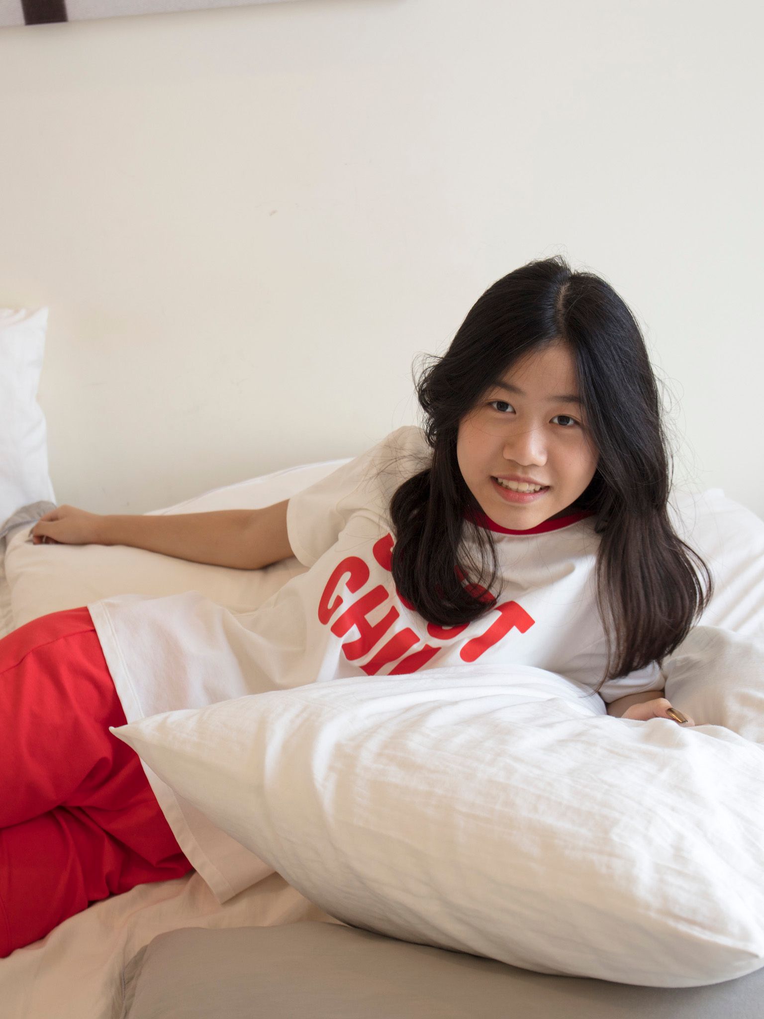 Đồ bộ mặc nhà bé gái áo trắng quần đỏ ngực in chữ Just Chill - Blue Seven