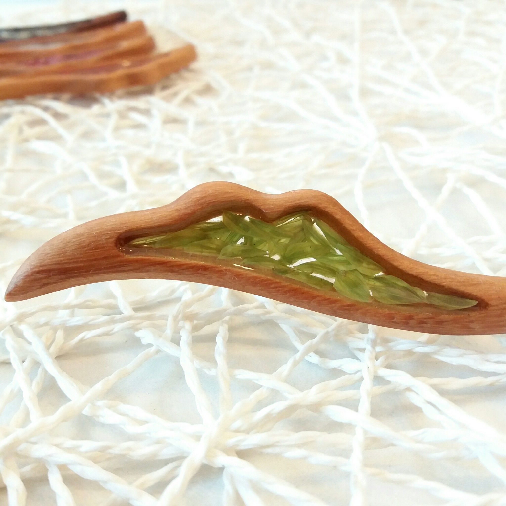 Trâm cài tóc gỗ Heart - resin 1