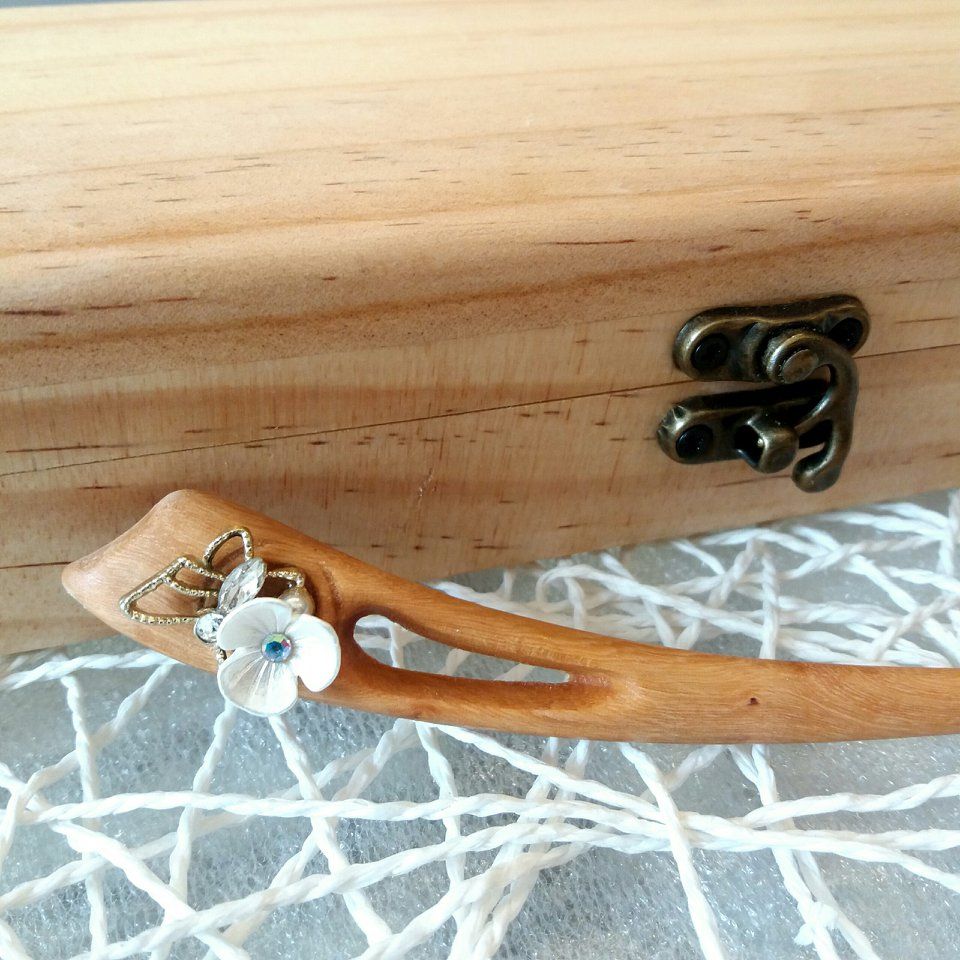 TRÂM CÀI TÓC ĐÍNH HOA BƯỚM