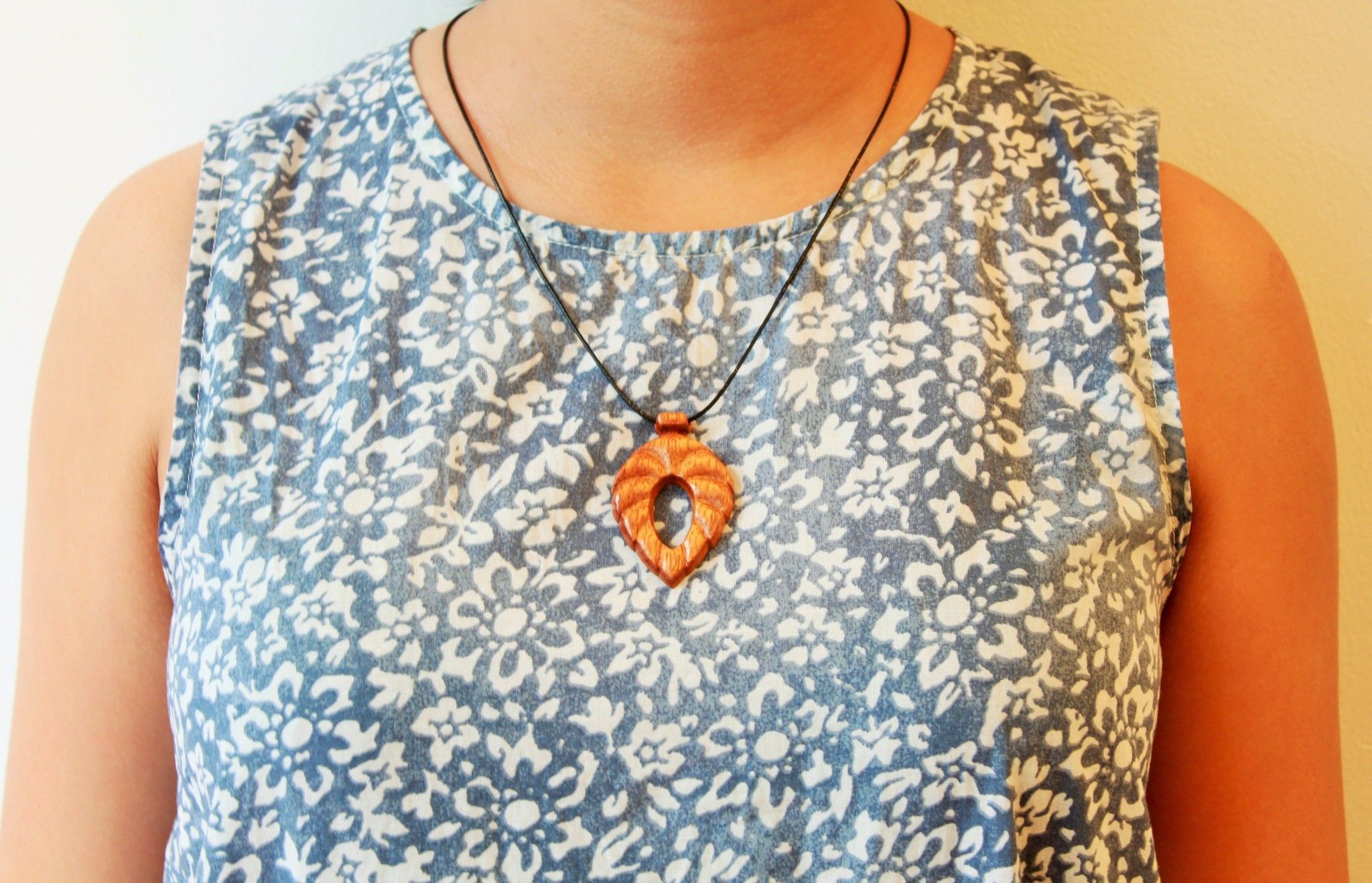 Mặt dây chuyền gỗ Lucky Leaf