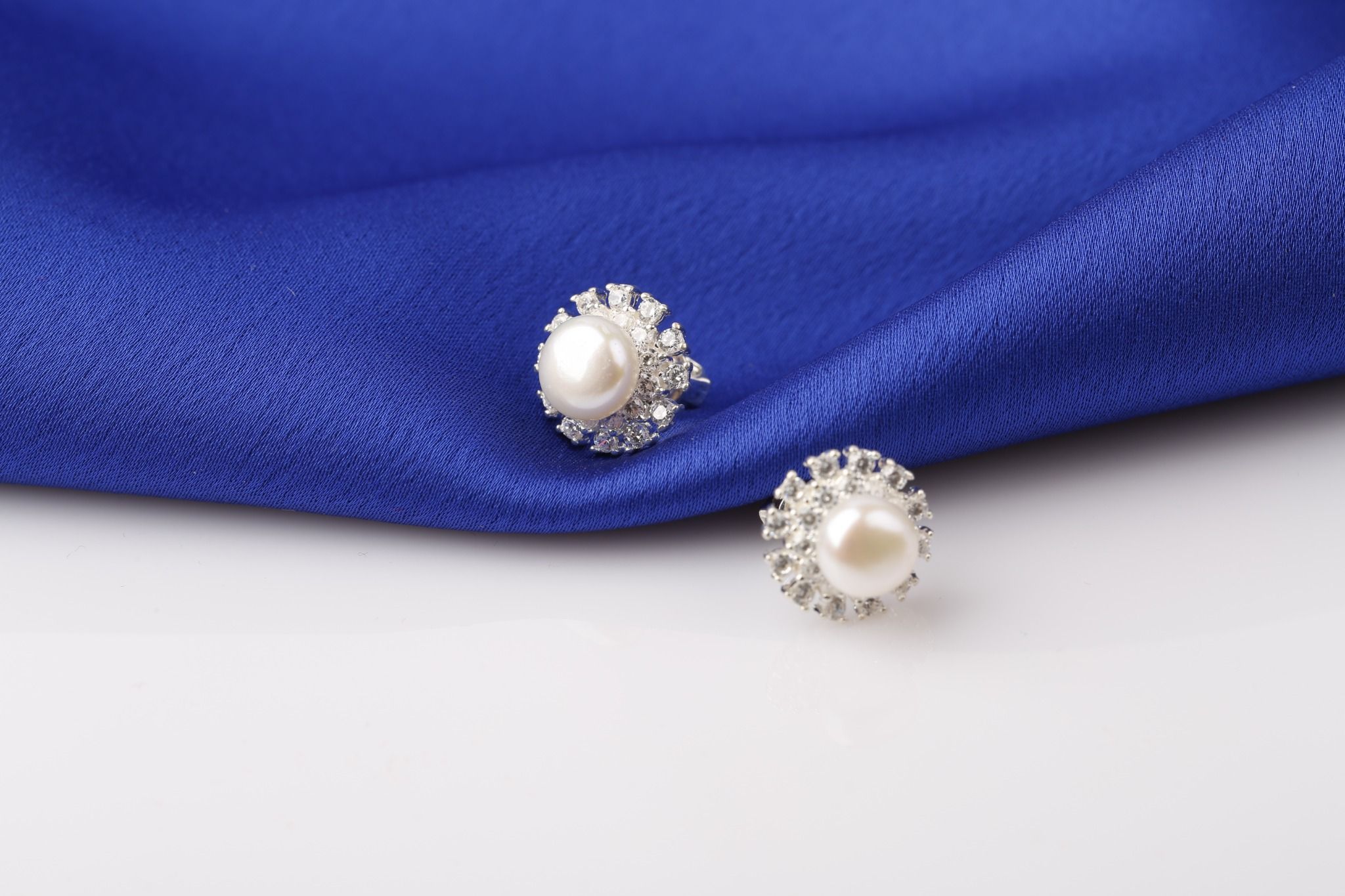 Hoa tai bạc đính Ngọc trai thương hiệu Opal
