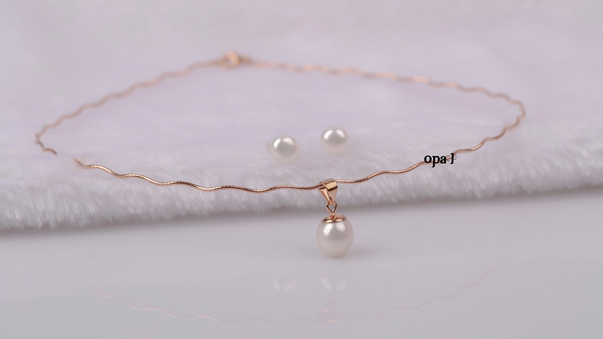 Vòng cổ dạng kiềng và Hoa tai Ngọc trai phong cách trẻ trung thương hiệu OPAI