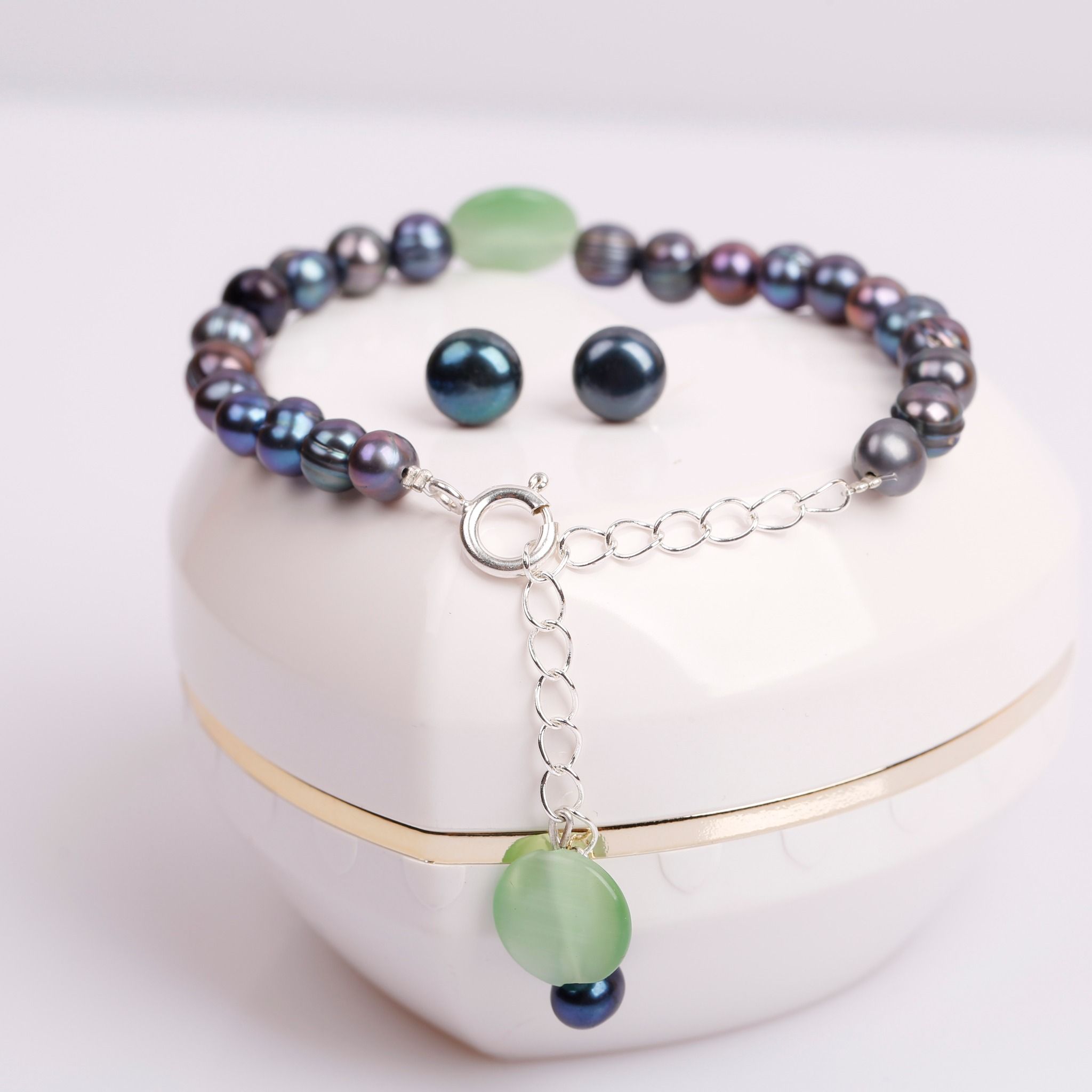 Set vòng tay ngọc trai đính mặt đá phong thủy và hoa tai ngọc trai thương hiệu Opal HT2