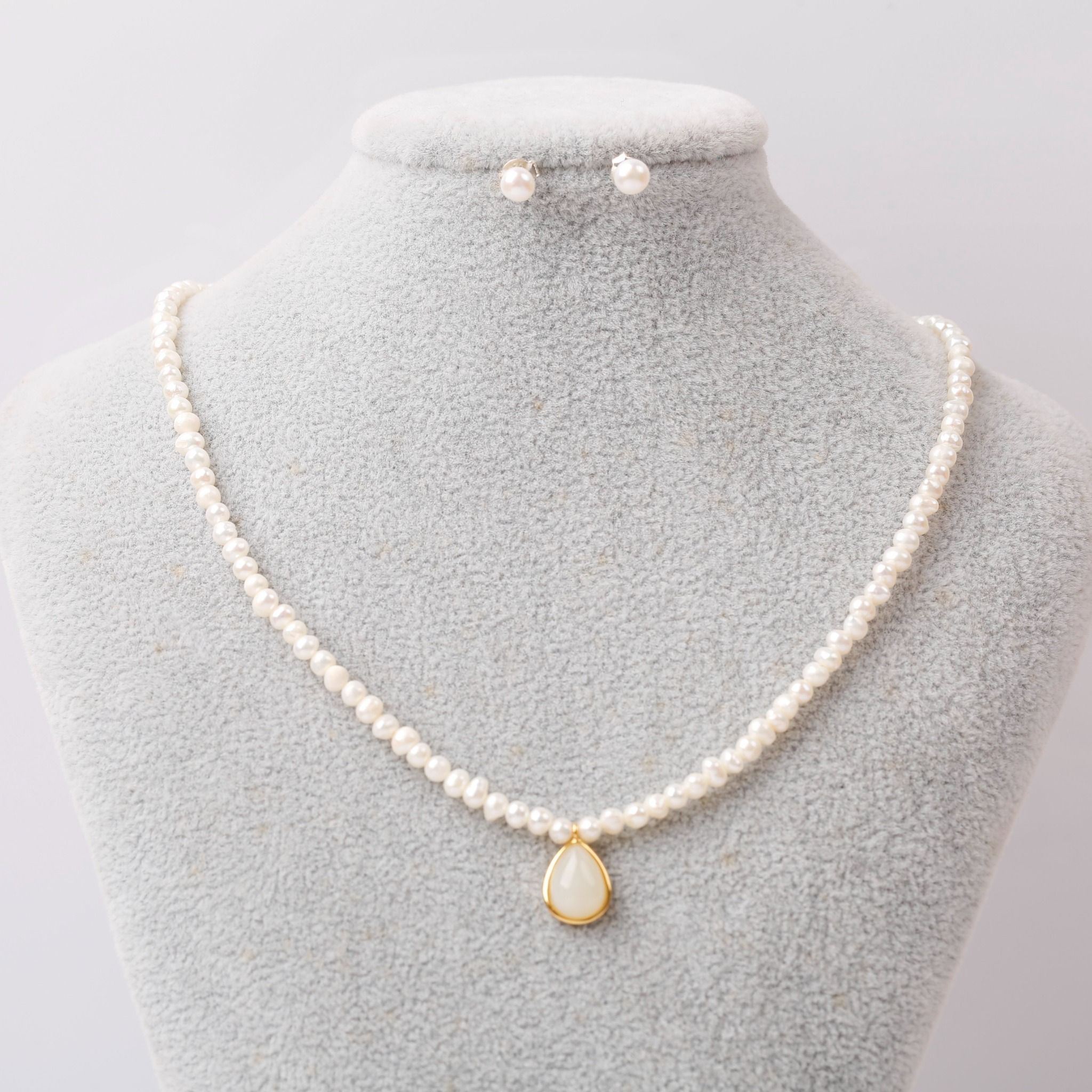 Vòng cổ Ngọc trai mặt đá và Hoa tai Ngọc trai thương hiệu Opal
