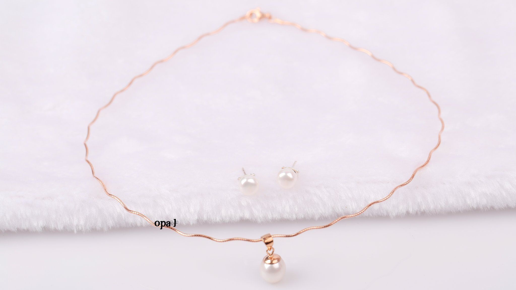 Vòng cổ dạng kiềng và Hoa tai Ngọc trai phong cách trẻ trung thương hiệu OPAI
