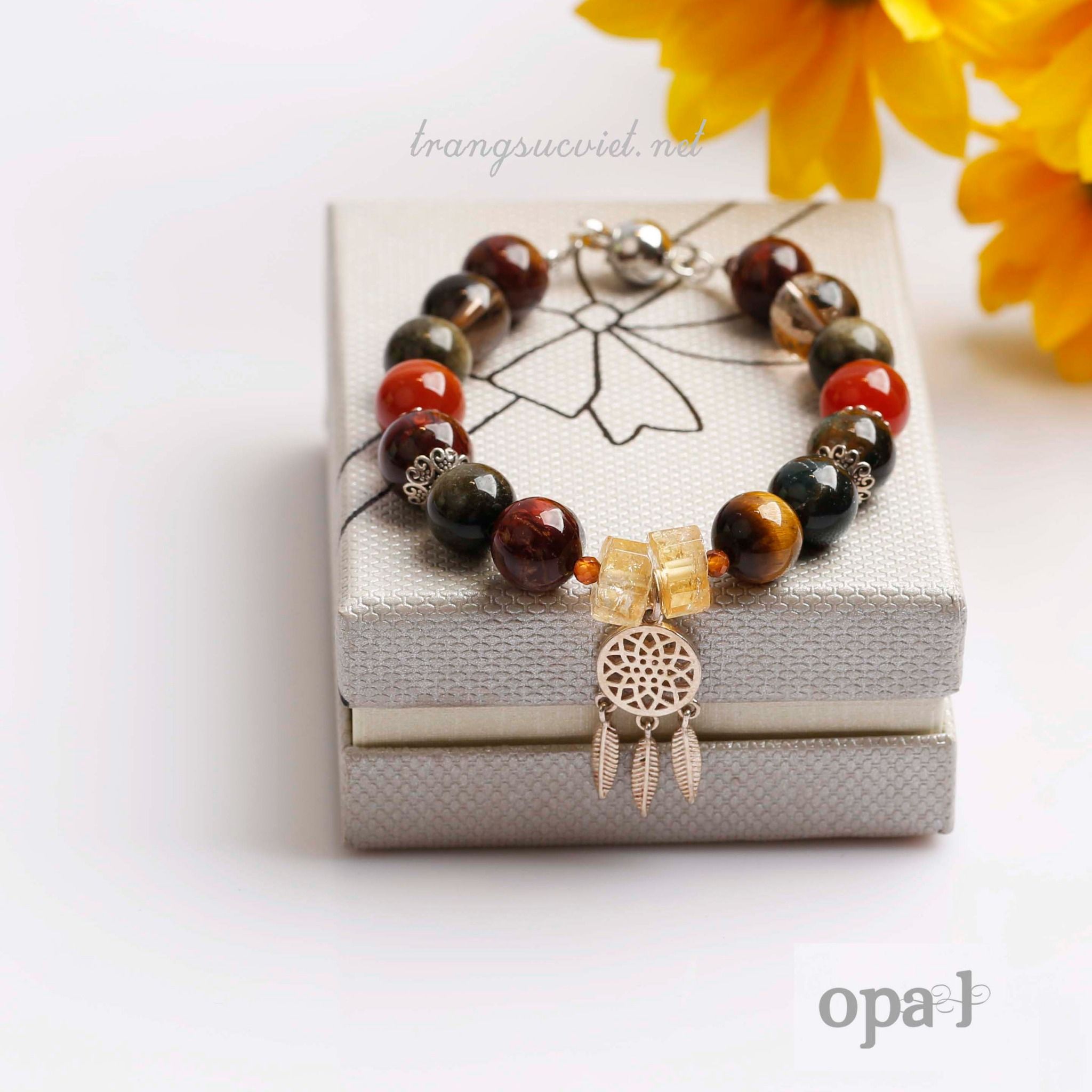 Vòng tay đá tự nhiên charm bạc thiết kế