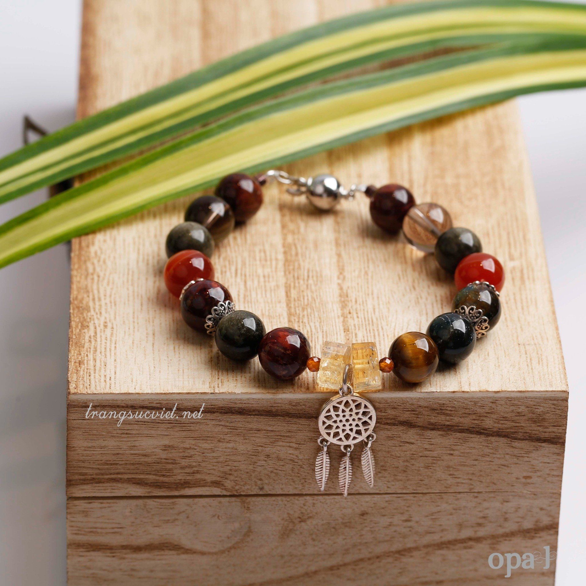 Vòng tay đá tự nhiên charm bạc thiết kế