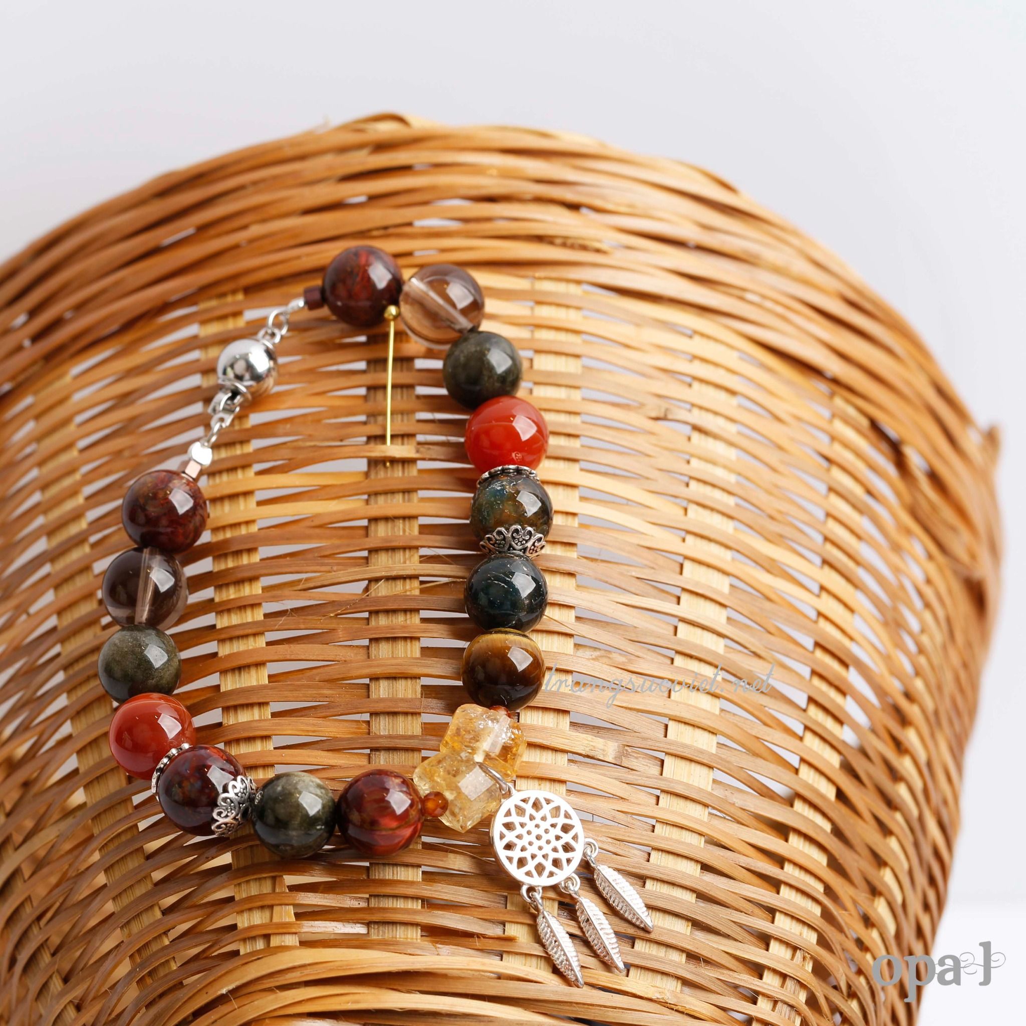 Vòng tay đá tự nhiên charm bạc thiết kế