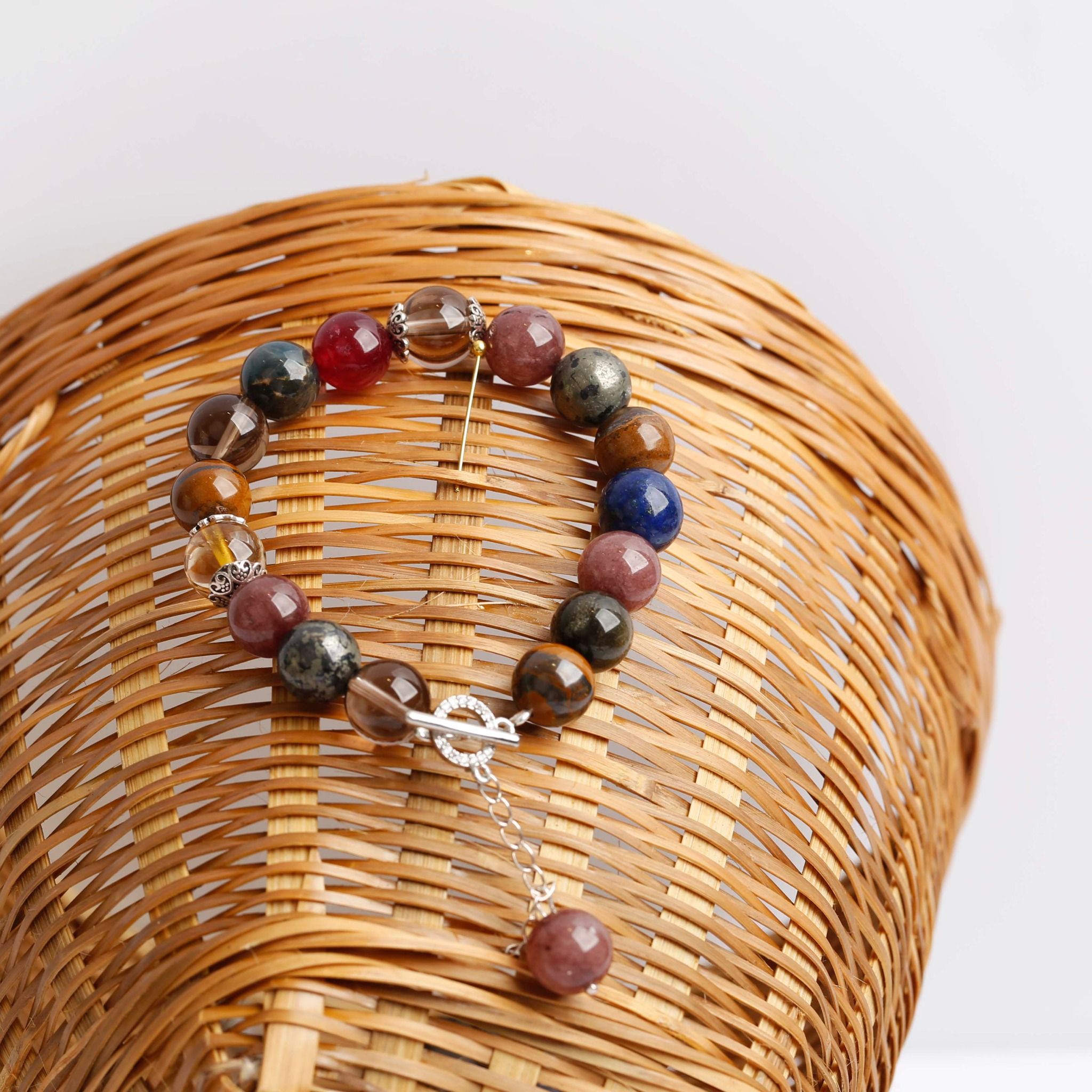 Vòng tay đá tự nhiên charm bạc