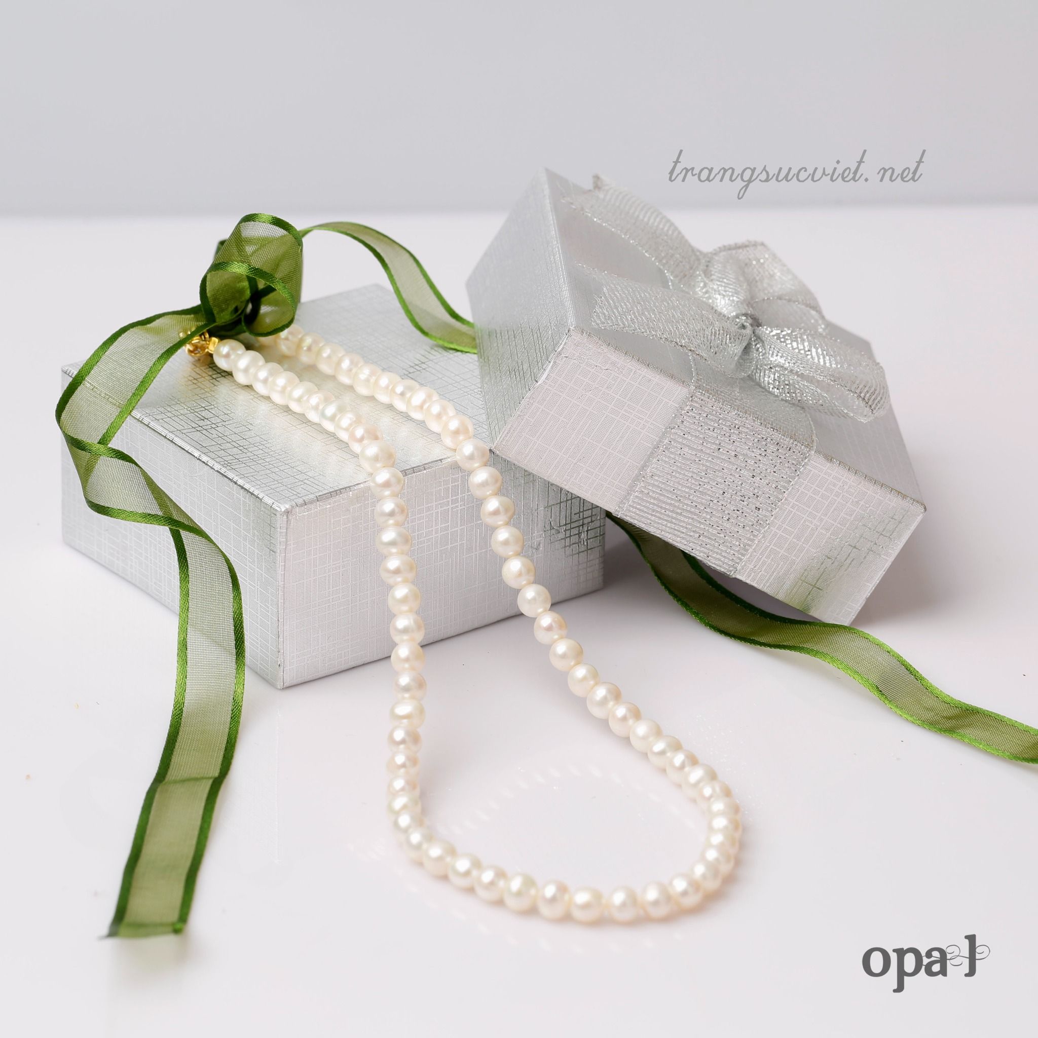 Vòng cổ Ngọc Trai Choker phong cách trẻ trung trung, sáng tạo thương hiệu Opal. Quà tặng vòng tay trị giá 550k ( áp dụng hết 27.5)