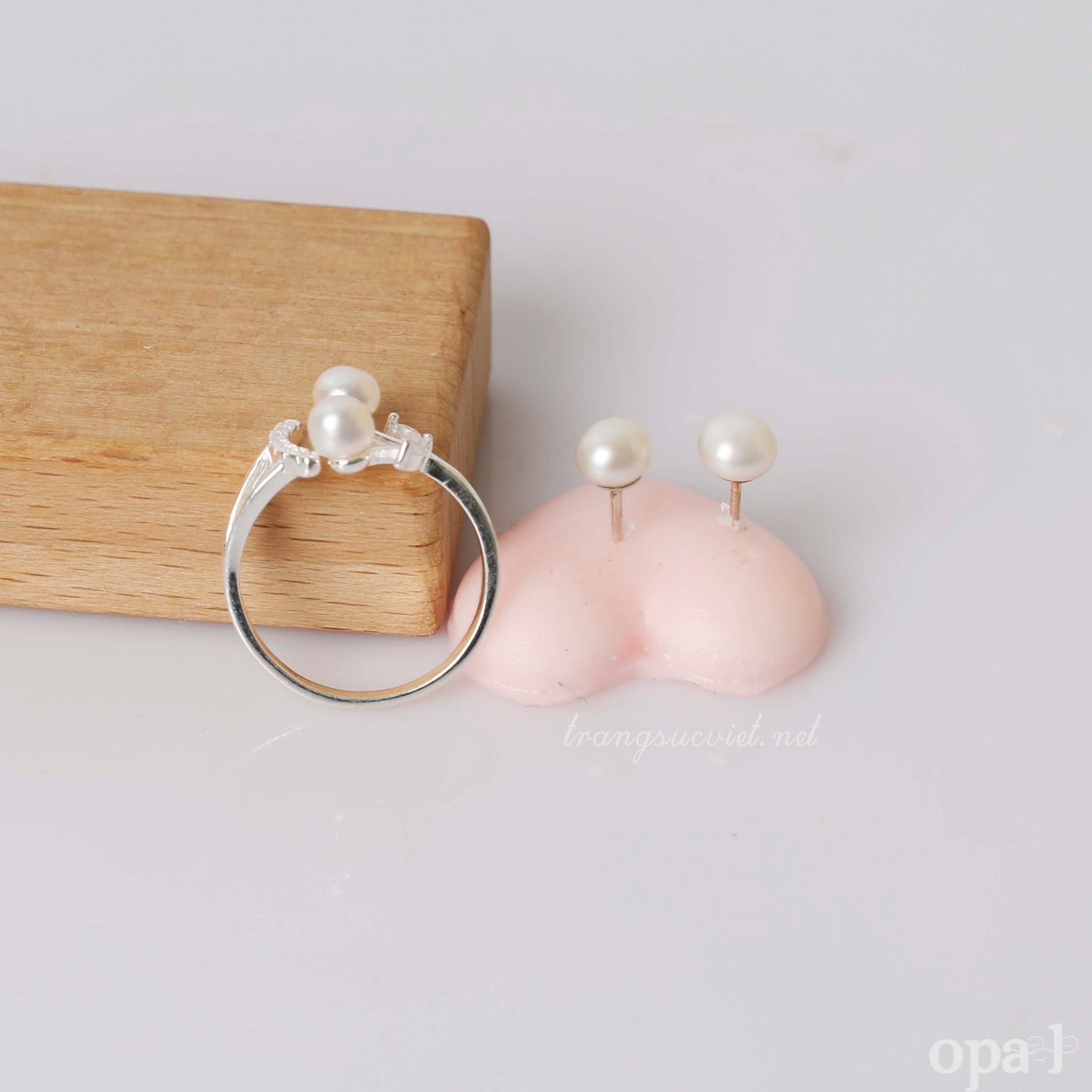 Tỏa Sáng Phong Cách Của Bạn Với Bộ Nhẫn Và Hoa Tai Ngọc Trai thương hiệu Opal