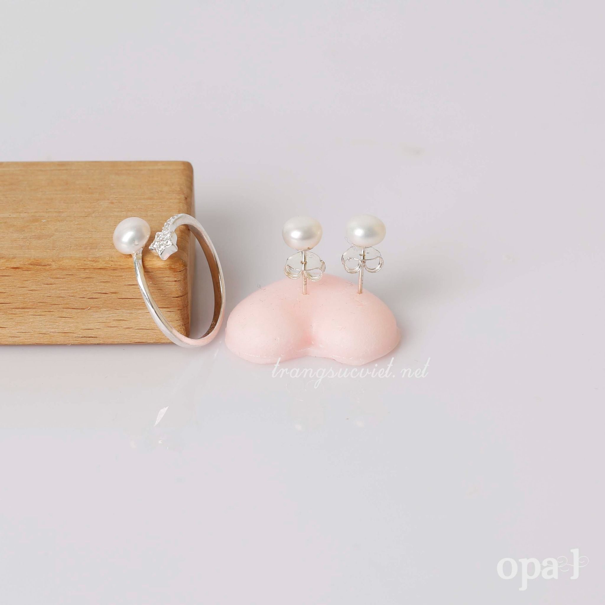 Tỏa Sáng Phong Cách Của Bạn Với Bộ Nhẫn Và Hoa Tai Ngọc Trai thương hiệu Opal
