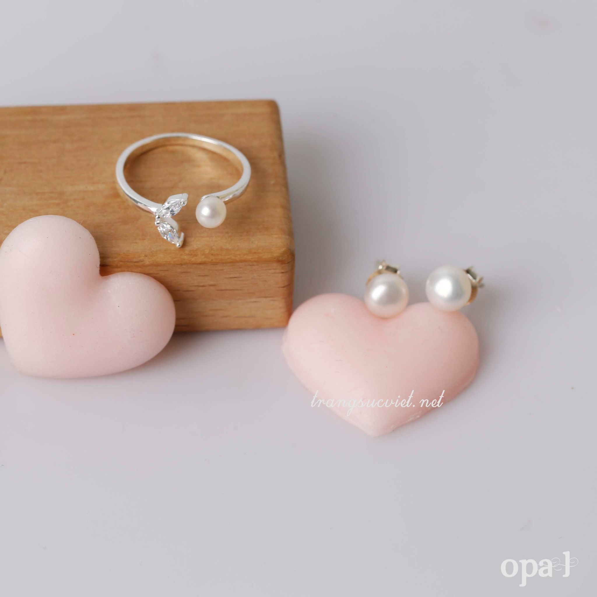Tỏa Sáng Phong Cách Của Bạn Với Bộ Nhẫn Và Hoa Tai Ngọc Trai thương hiệu Opal