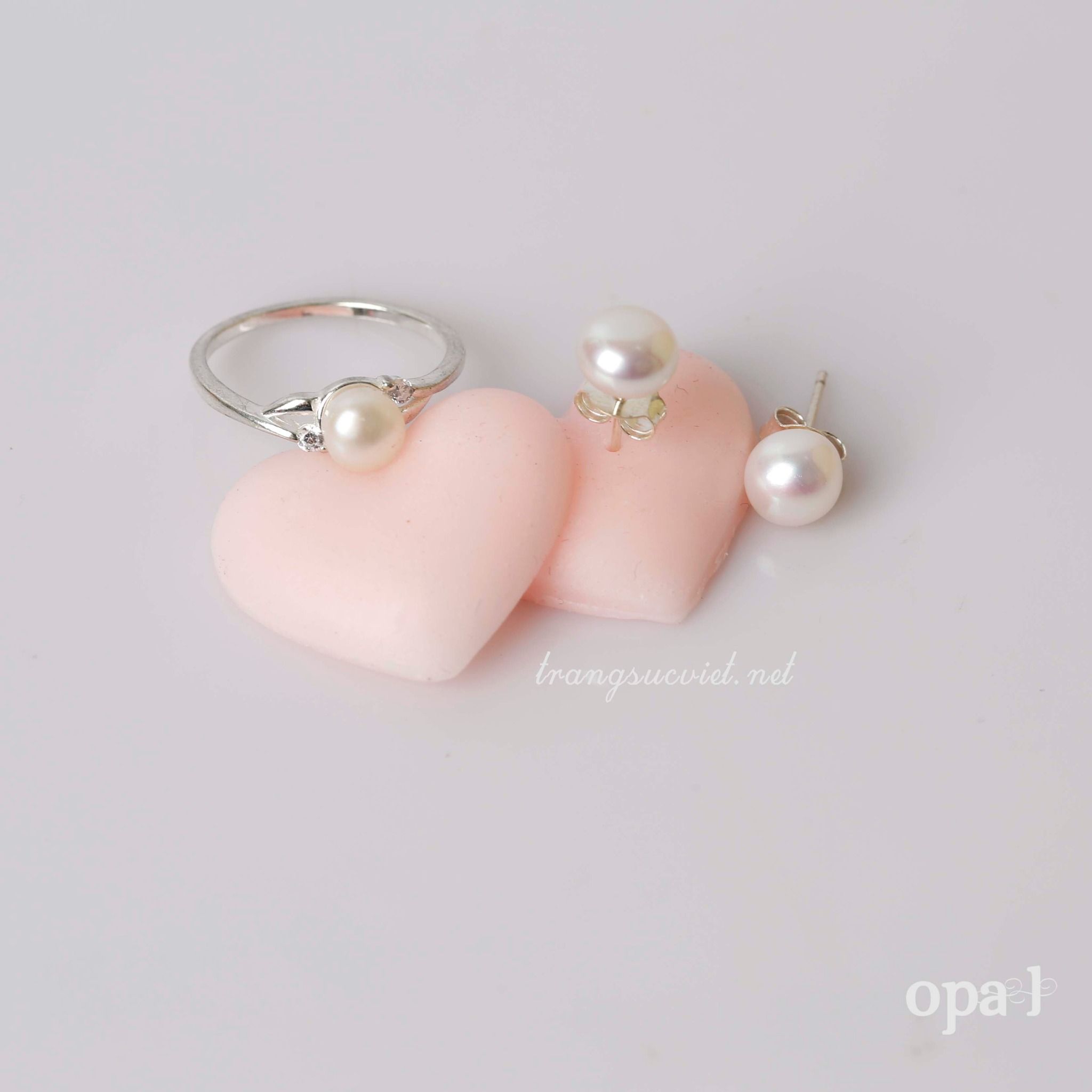 Tỏa Sáng Phong Cách Của Bạn Với Bộ Nhẫn Và Hoa Tai Ngọc Trai thương hiệu Opal