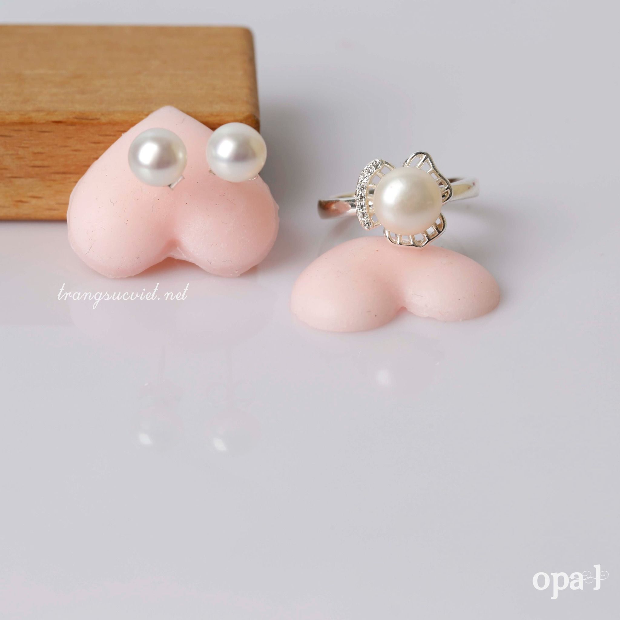 Tỏa Sáng Phong Cách Của Bạn Với Bộ Nhẫn Và Hoa Tai Ngọc Trai thương hiệu Opal