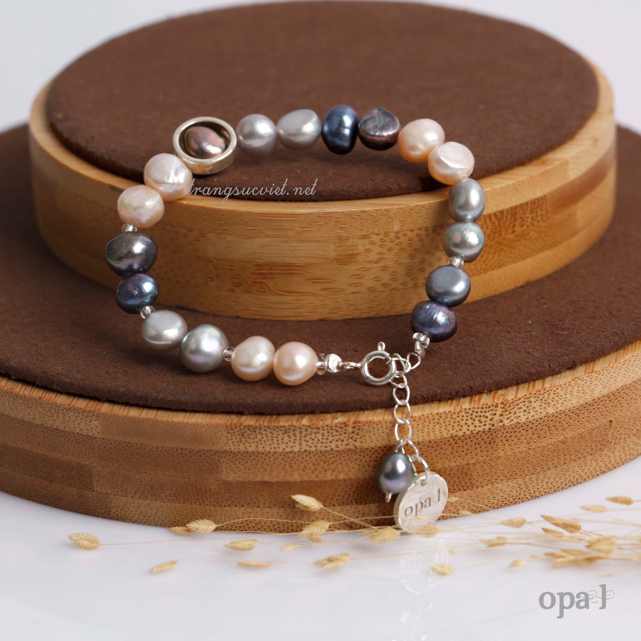 Vòng tay ngọc trai nhiều màu Charm bạc khắc tên