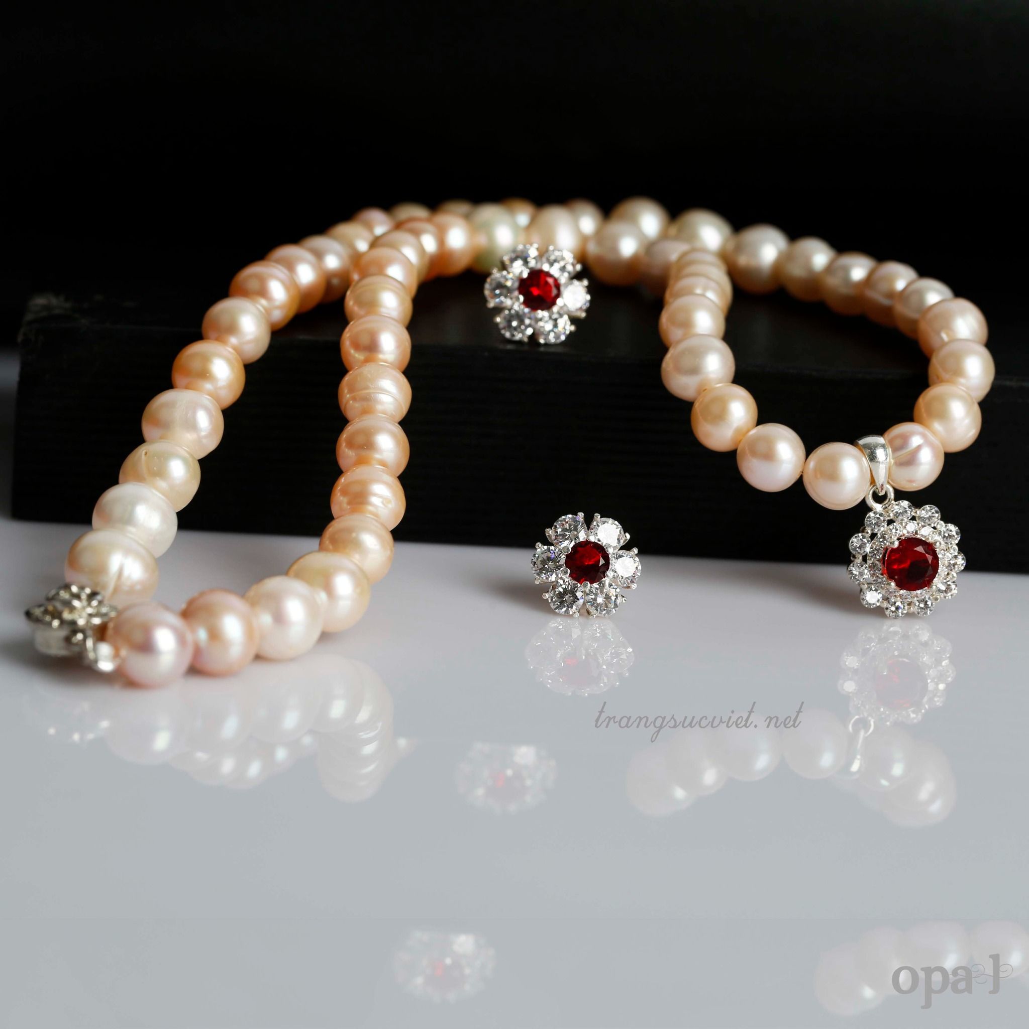 Set vòng cổ ngọc trai hồng kết hợp mặt dây và hoa tai đá rực rỡ