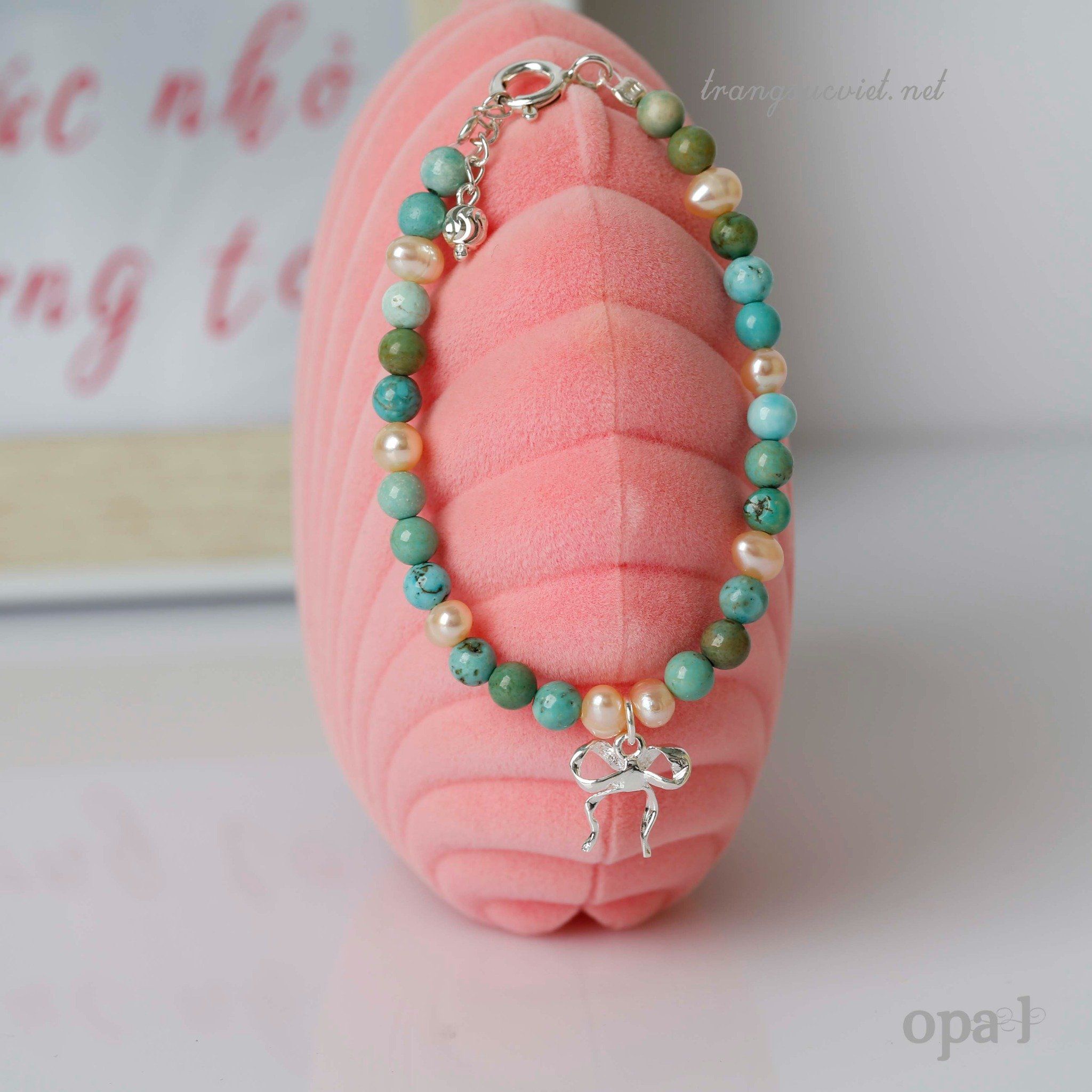 Ưu đãi hấp dẫn-Vòng tay cho bé phối ngọc trai, đá và charm bạc thương hiệu Opal