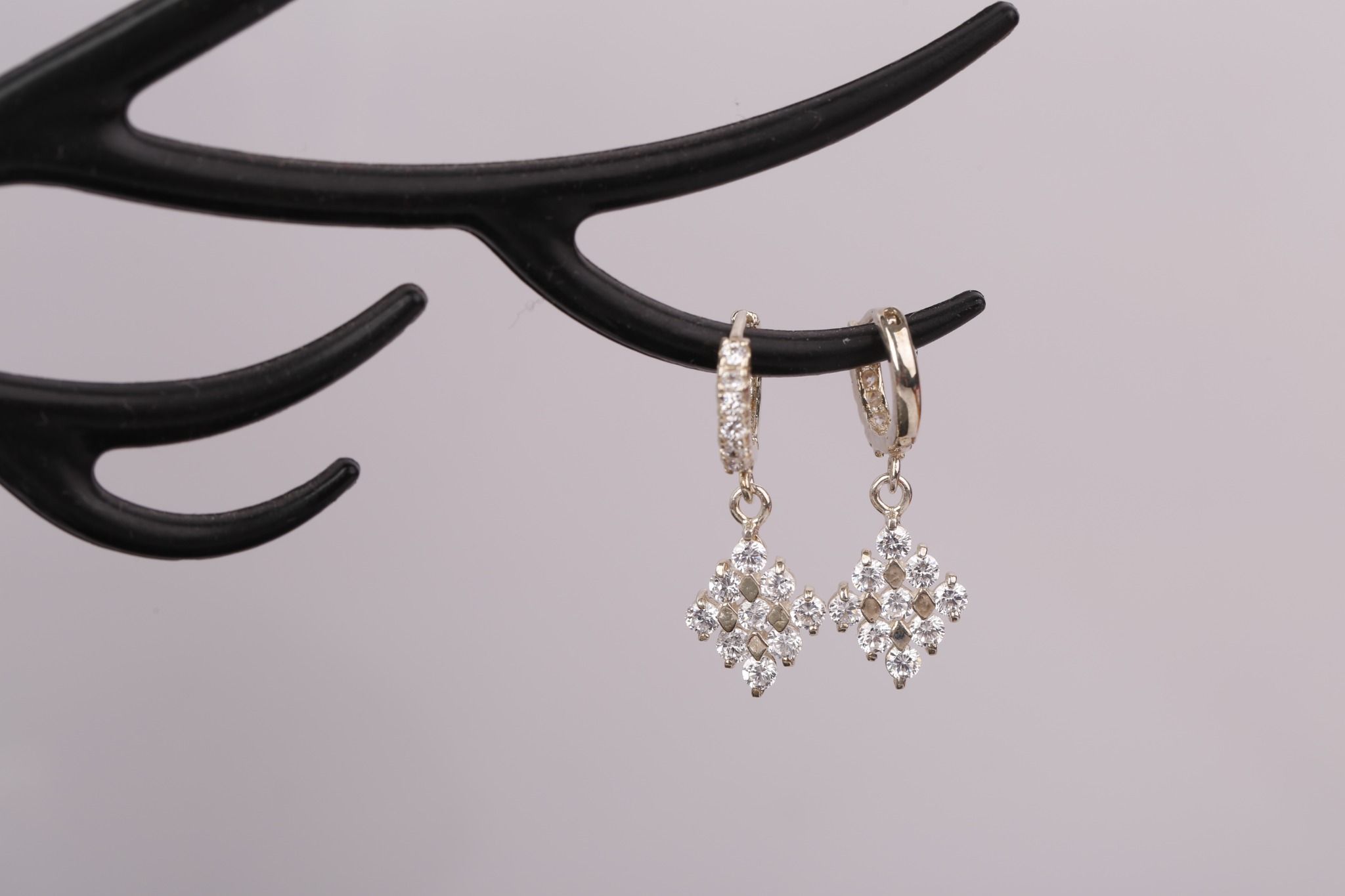 Hoa tai bạc đính đá Ross phong cách trẻ trung Opal
