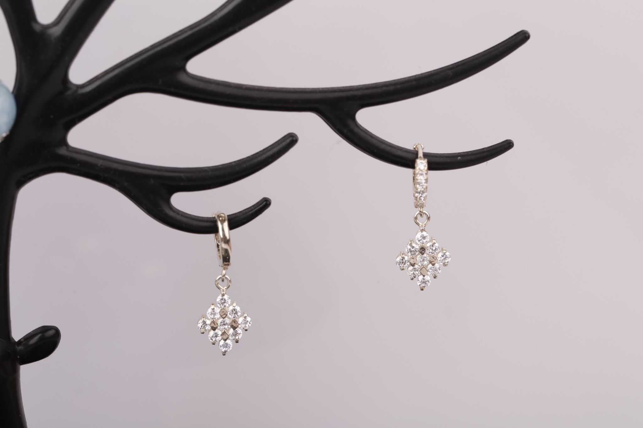 Hoa tai bạc đính đá Ross phong cách trẻ trung Opal