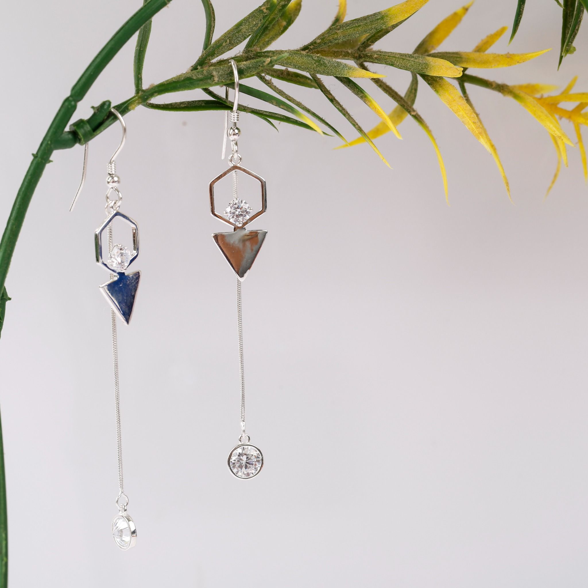 Hoa tai bạc đính đá Ross phong cách trẻ trung Opal
