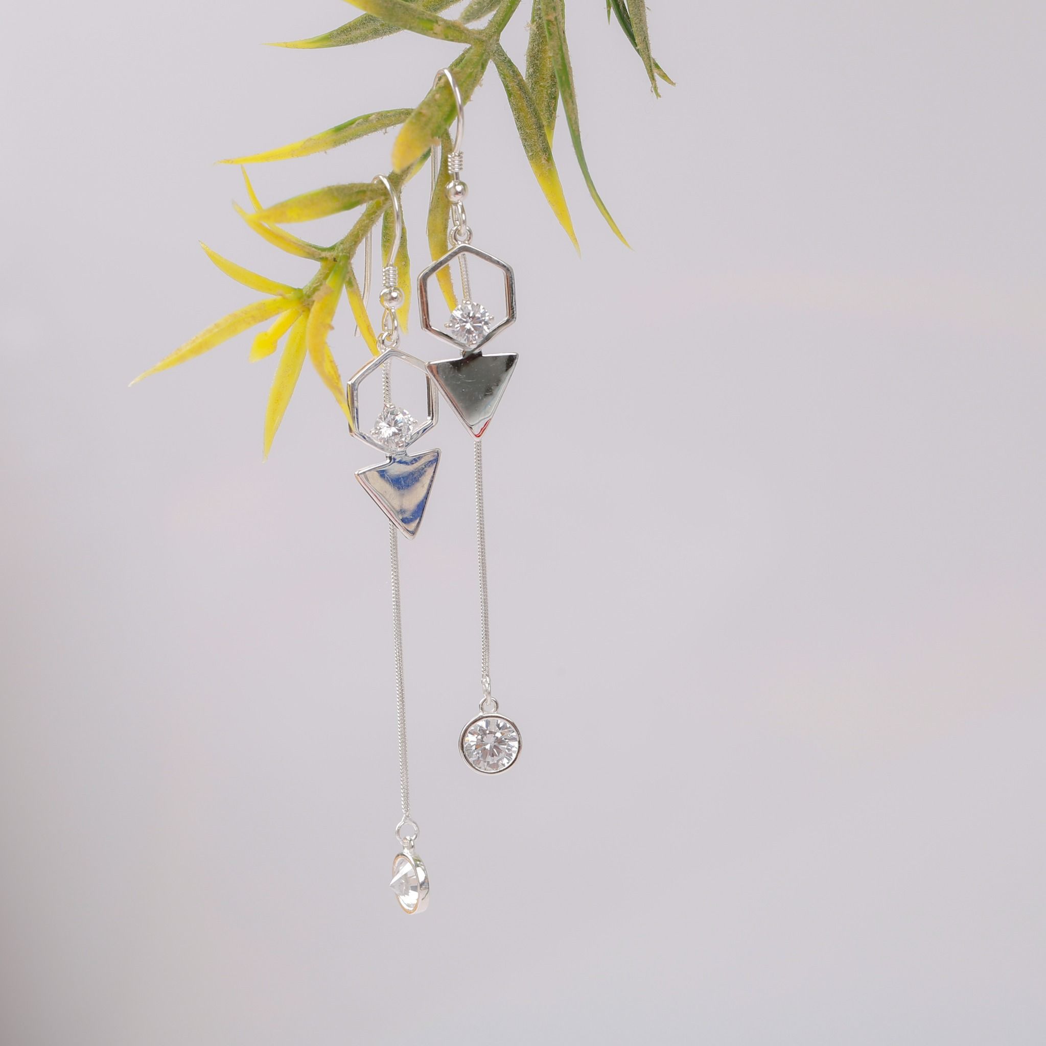 Hoa tai bạc dáng dài đính đá Ross phong cách trẻ trung Opal