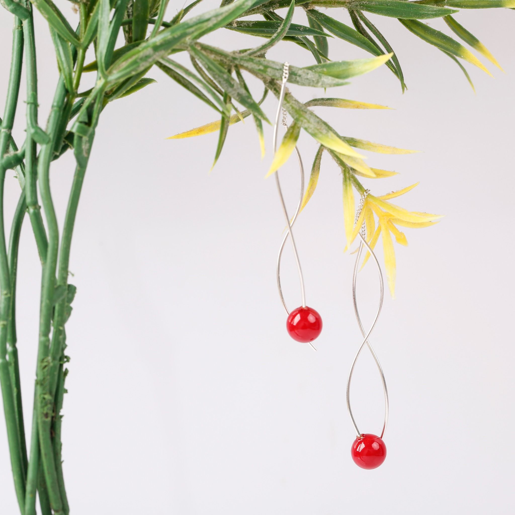  Hoa tai bạc dáng dài kết hợp Charm đỏ phong cách trẻ trung Opal 