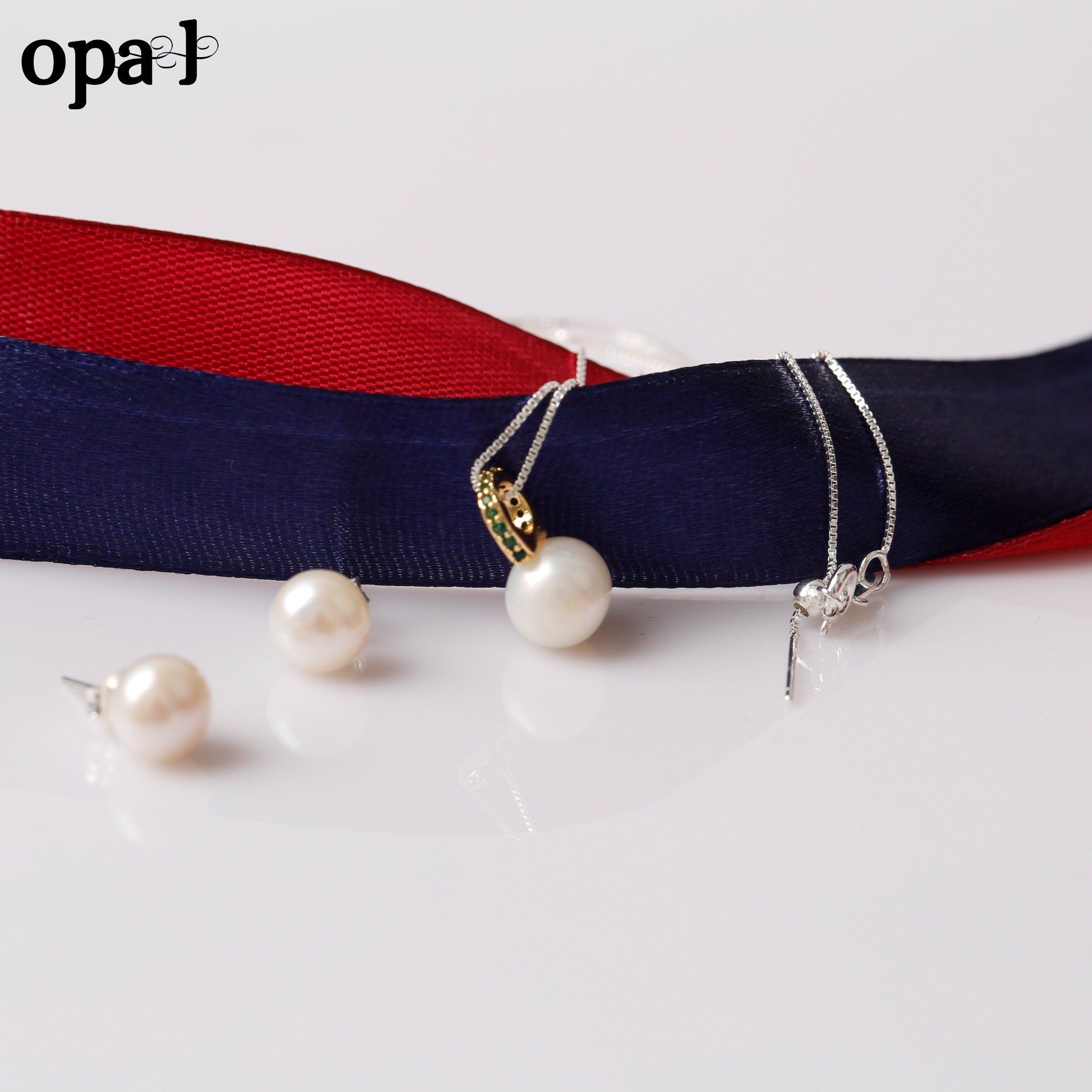 dây chuyền Bạc đính ngọc trai thương hiệu Opal phong cách trẻ trung , hiện đại . Quà tặng hoa tai .