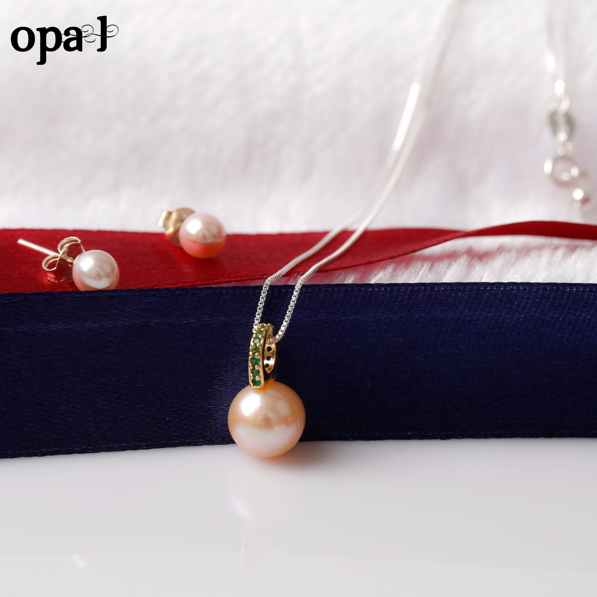 dây chuyền Bạc đính ngọc trai thương hiệu Opal phong cách trẻ trung , hiện đại . Quà tặng hoa tai .